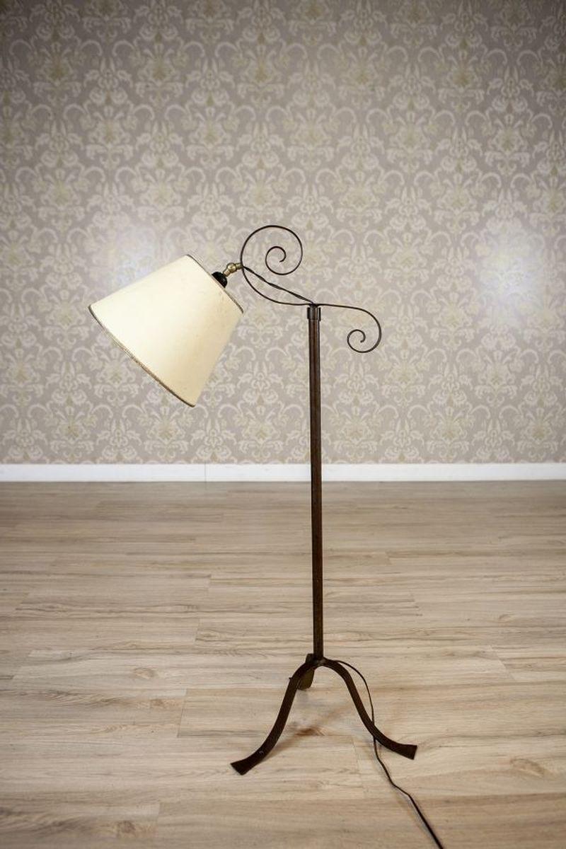 Lampada da terra in metallo dei primi del Novecento con testa regolabile

Una lampada da terra in metallo con testa e altezza regolabili, dotata di una base a treppiede con finitura a spirale.
La lampadina ha un piccolo attacco a vite (E14).
