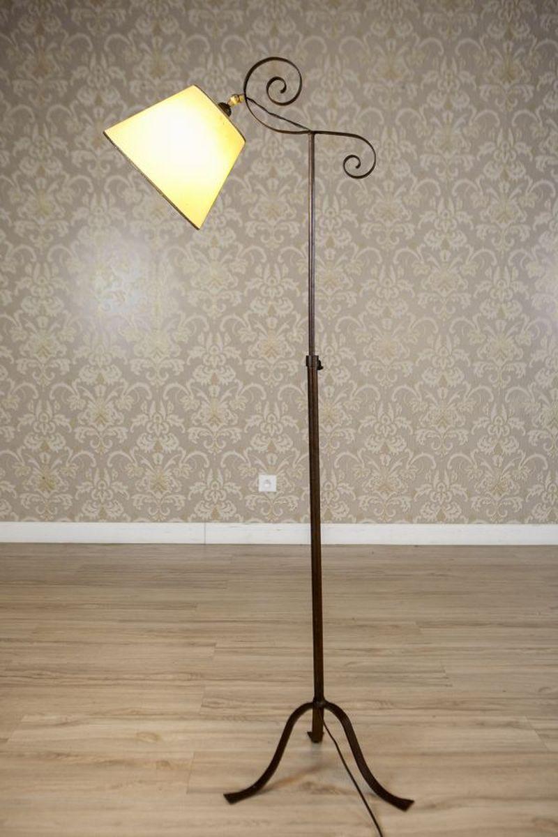 Lampada da terra in metallo dei primi del Novecento con testa regolabile In condizioni buone in vendita a Opole, PL