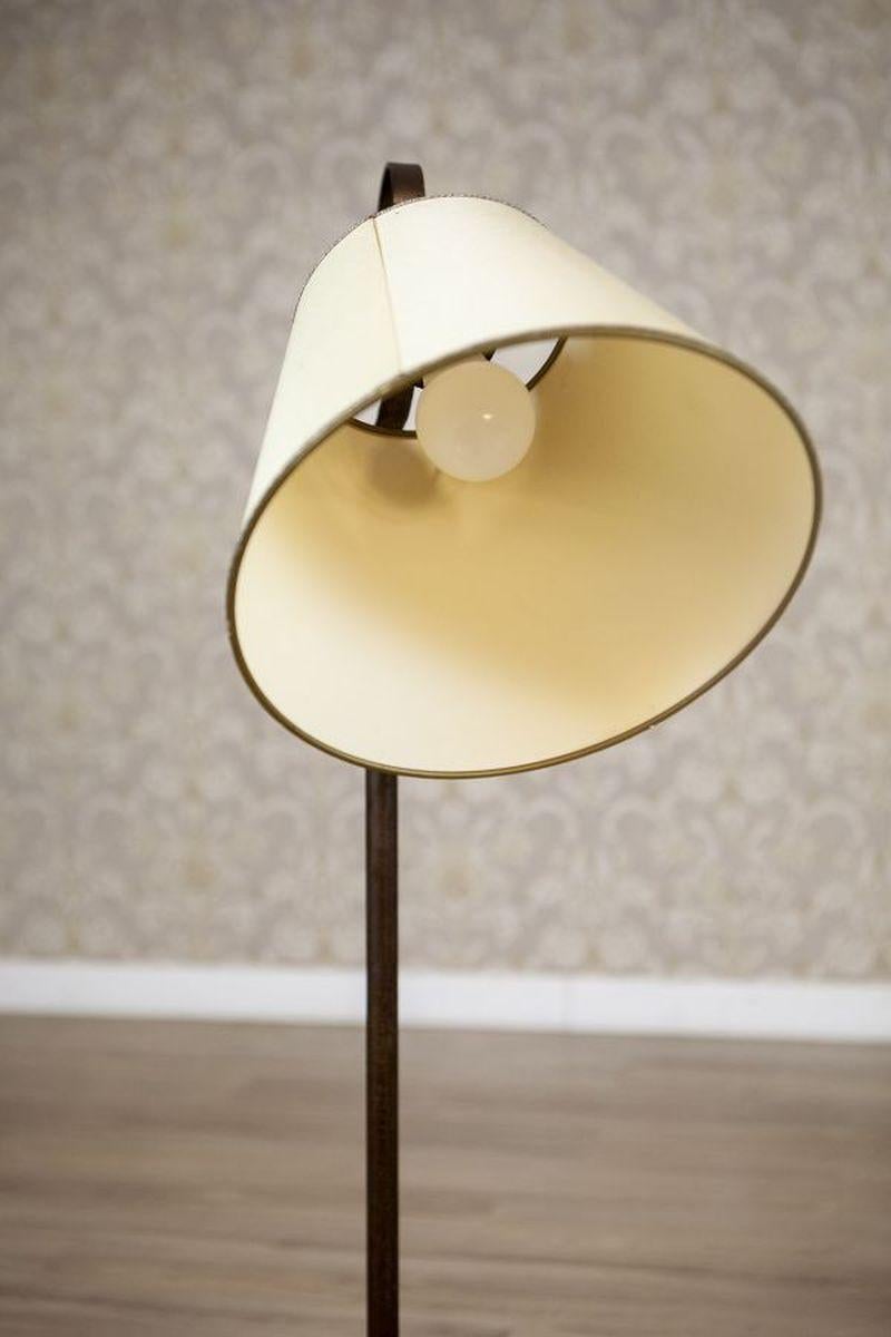 Lampada da terra in metallo dei primi del Novecento con testa regolabile in vendita 2