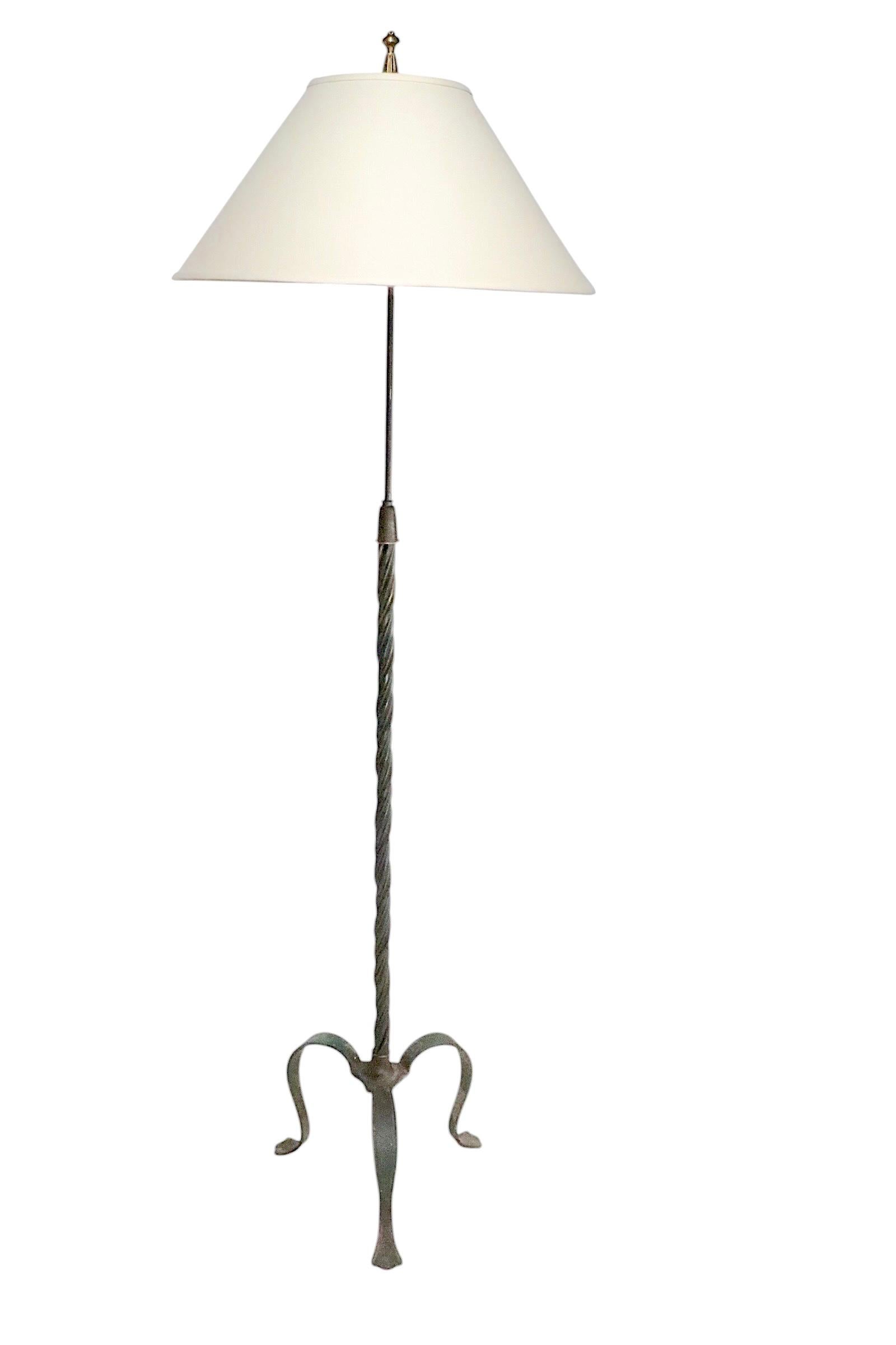 Metall Stehlampe mit Messing und Eisen Seil Twist Metallarbeit Pole Made in France im Zustand „Gut“ im Angebot in New York, NY