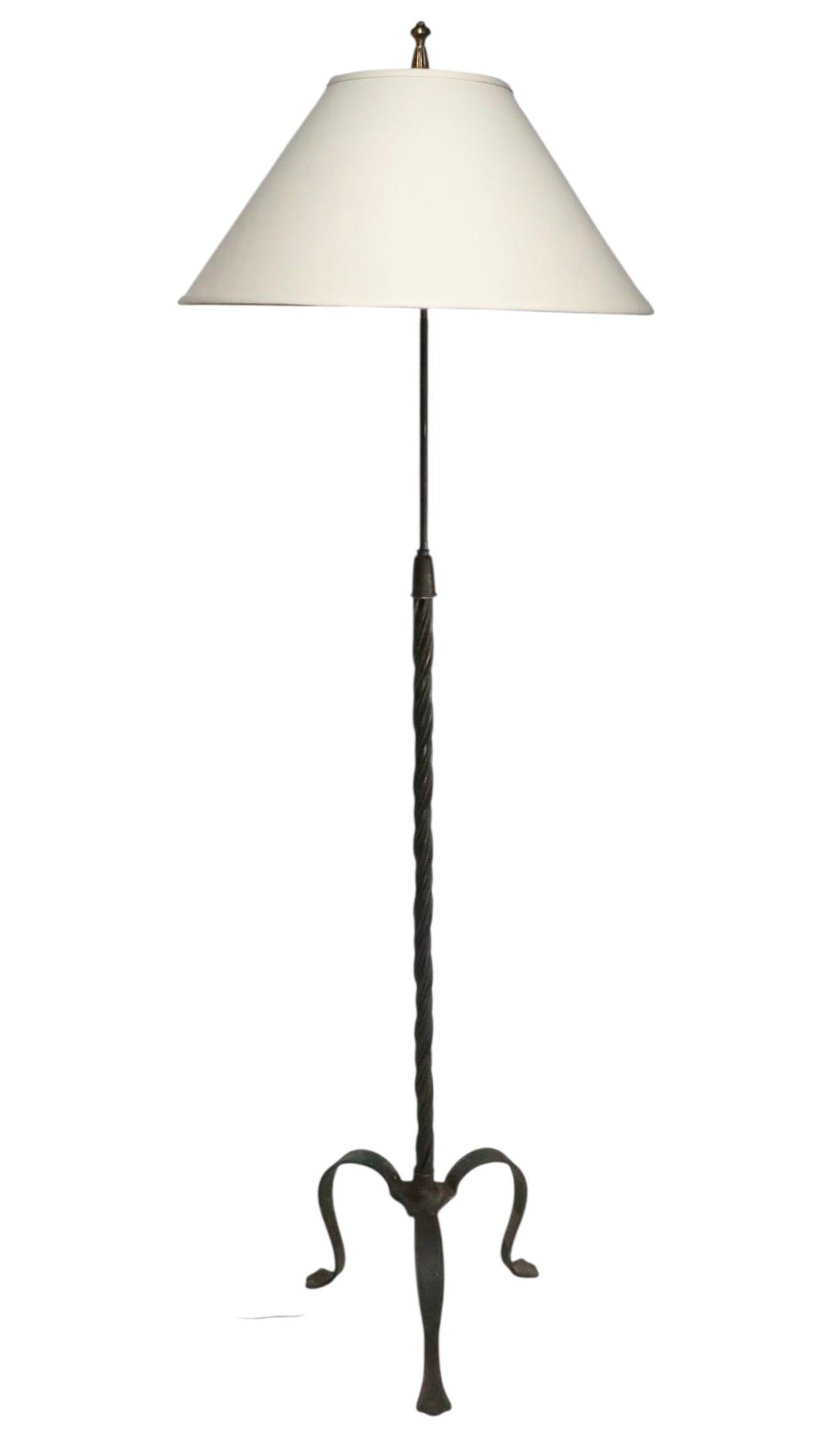 Metall Stehlampe mit Messing und Eisen Seil Twist Metallarbeit Pole Made in France im Angebot 1