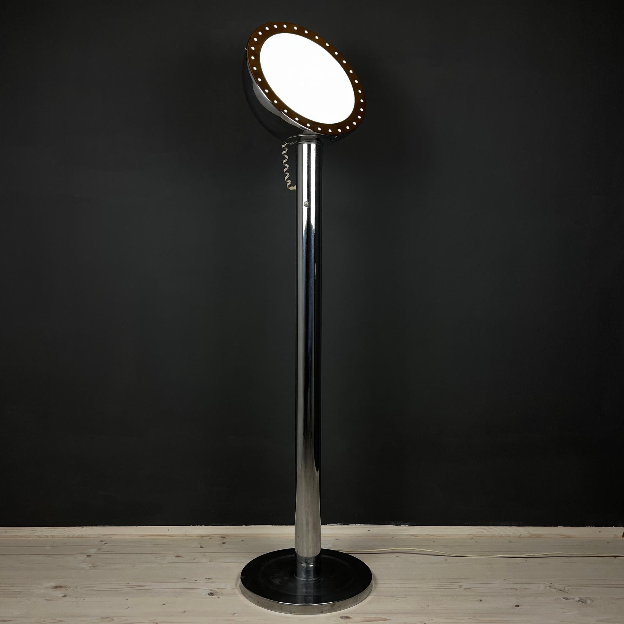 Beautiful and unique floor lamp made by Goffredo Reggiani, dating from the 1960s, with a steel body and a diffuser that can be moved at whim and is attached to the core body by a strong magnet that makes installing it easier.
Very good vintage