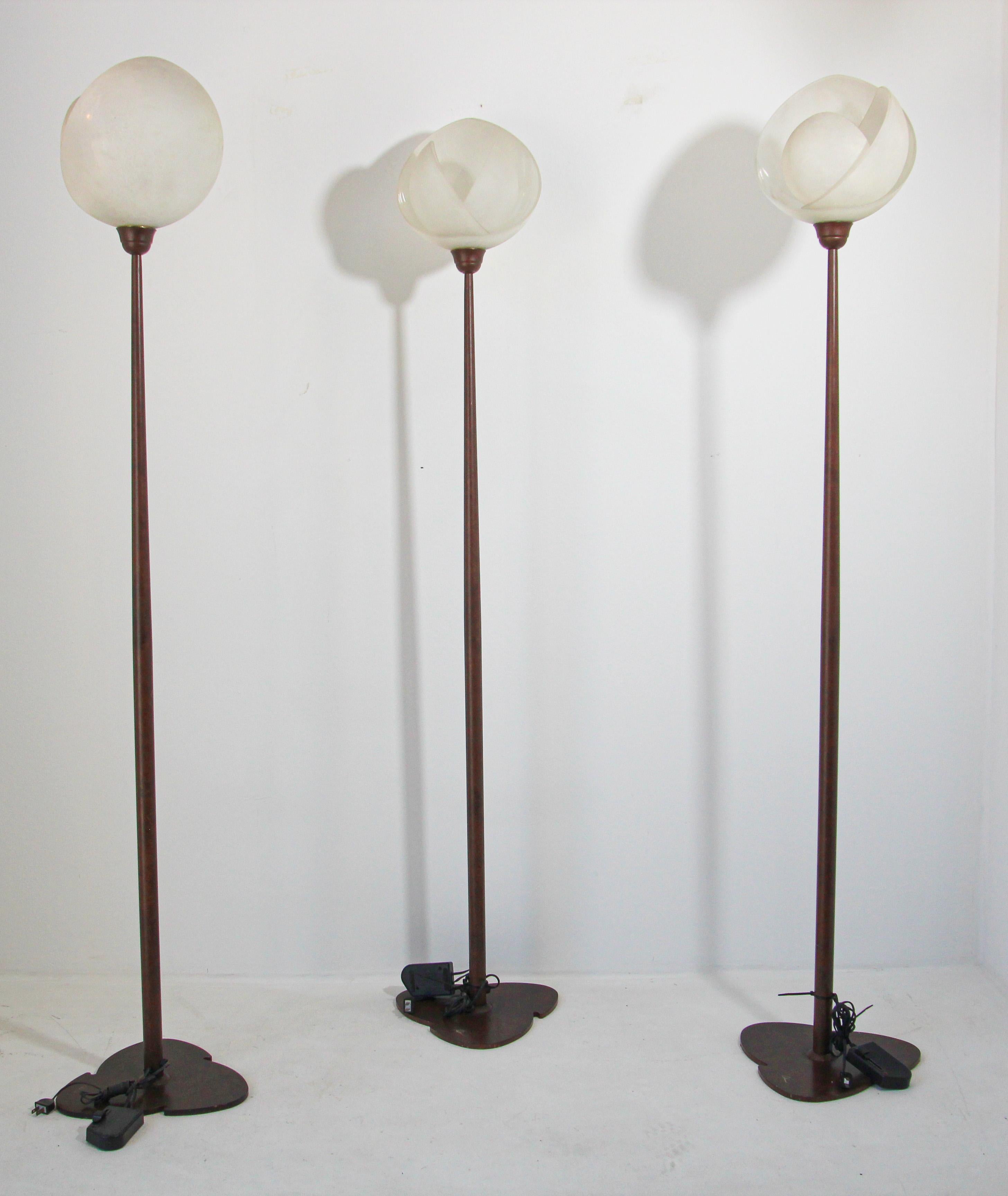 Italian Murano frosted glass and bronze finish metal floor lamp produced by Relco Milano, 1980s.
Unusual 1980's bronze standing lamp featuring unusual frosted textured glass in the shape of a flower, the glass moves around the light bulb to close