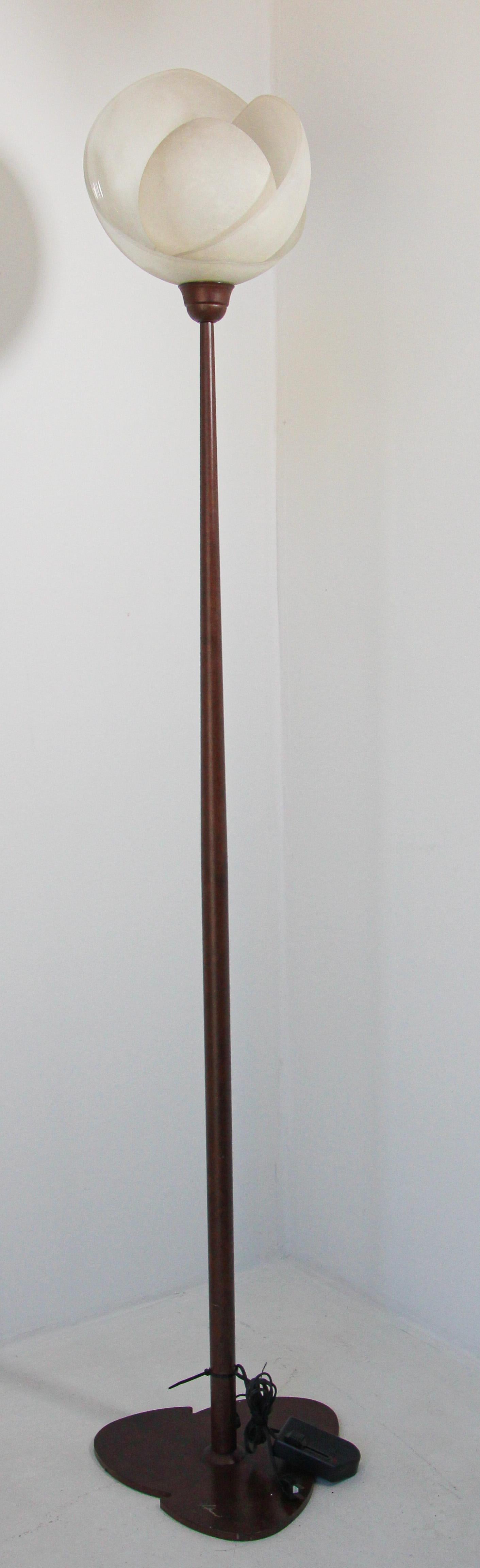 Stehlampe aus Metall mit mattiertem Muranoglas von Relco Milano, Italien, 1980er Jahre (Postmoderne) im Angebot
