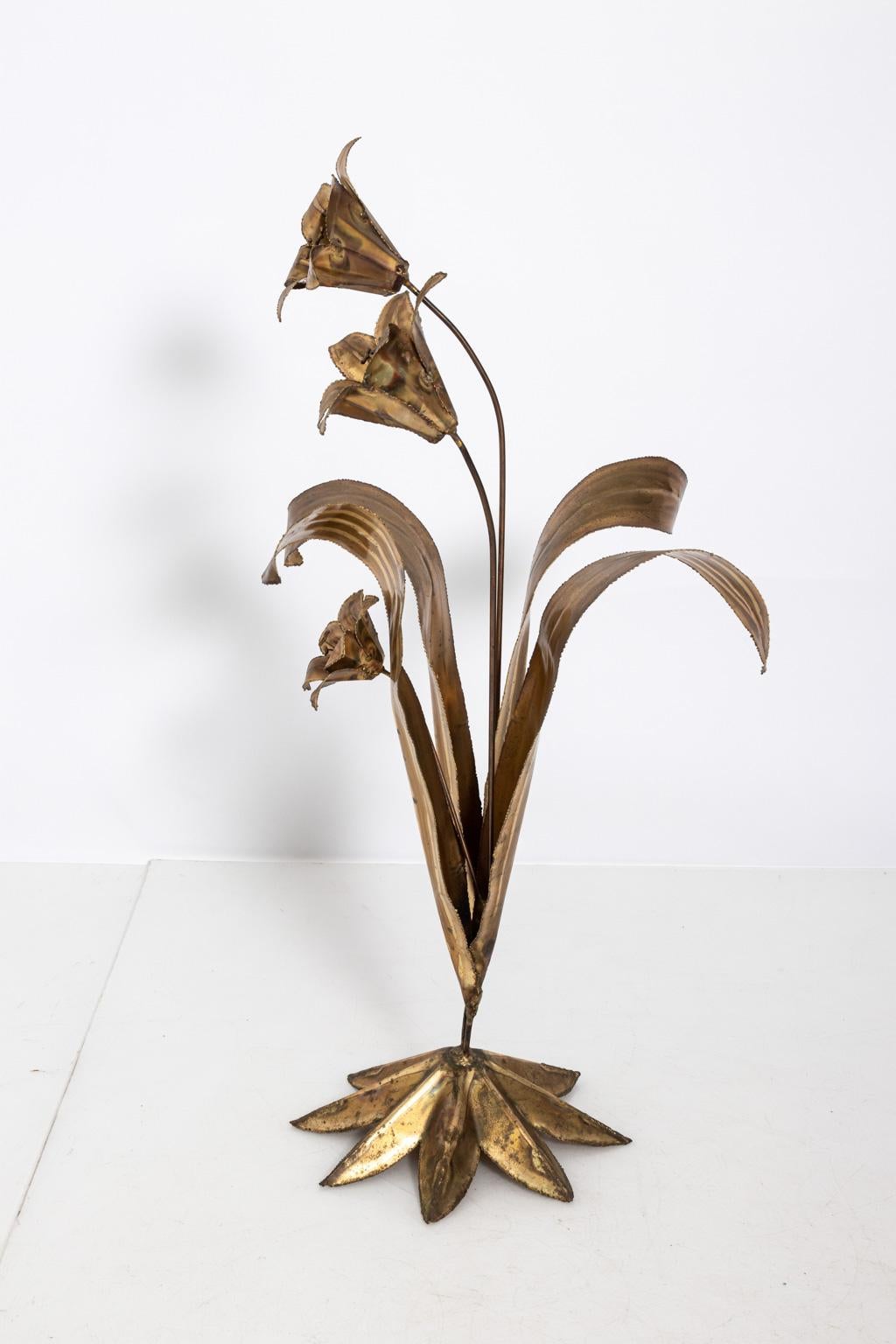 Moderne Blumenskulptur aus Metall mit drei Lilien, ca. Mitte des 20. Jahrhunderts. Bitte beachten Sie die altersbedingten Abnutzungserscheinungen, einschließlich Oxidationsflecken.