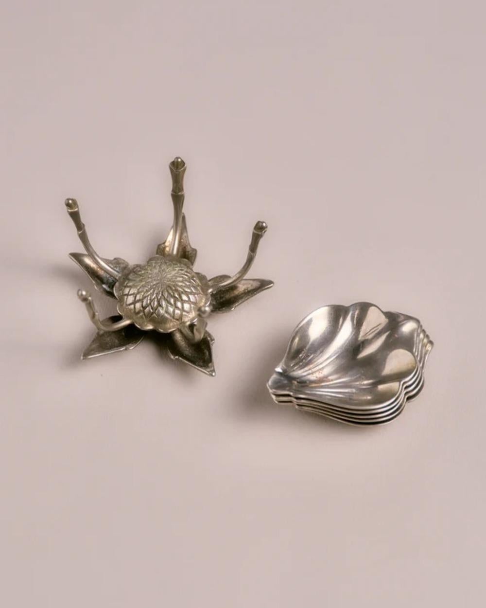 Blumenförmiger Aschenbecher aus Metall im Zustand „Gut“ im Angebot in PARIS, FR