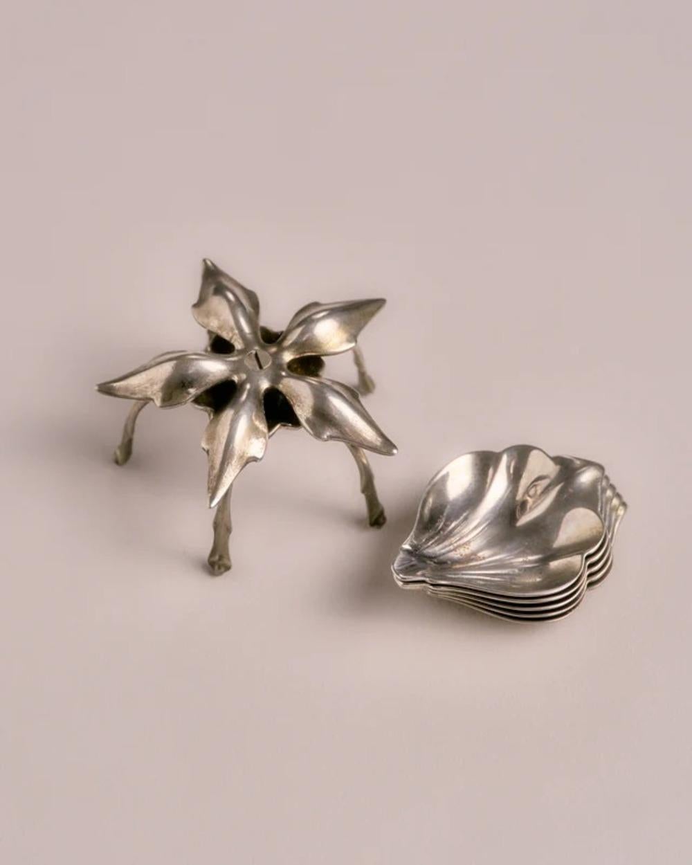 Blumenförmiger Aschenbecher aus Metall (20. Jahrhundert) im Angebot