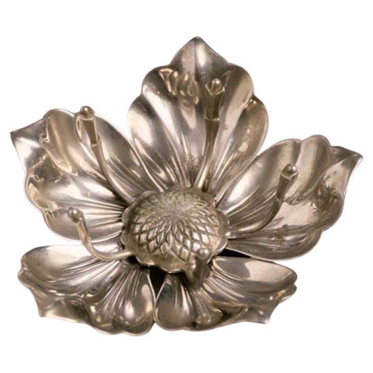 Posacenere in metallo a forma di fiore