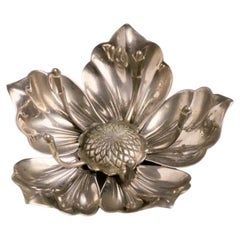 Posacenere in metallo a forma di fiore