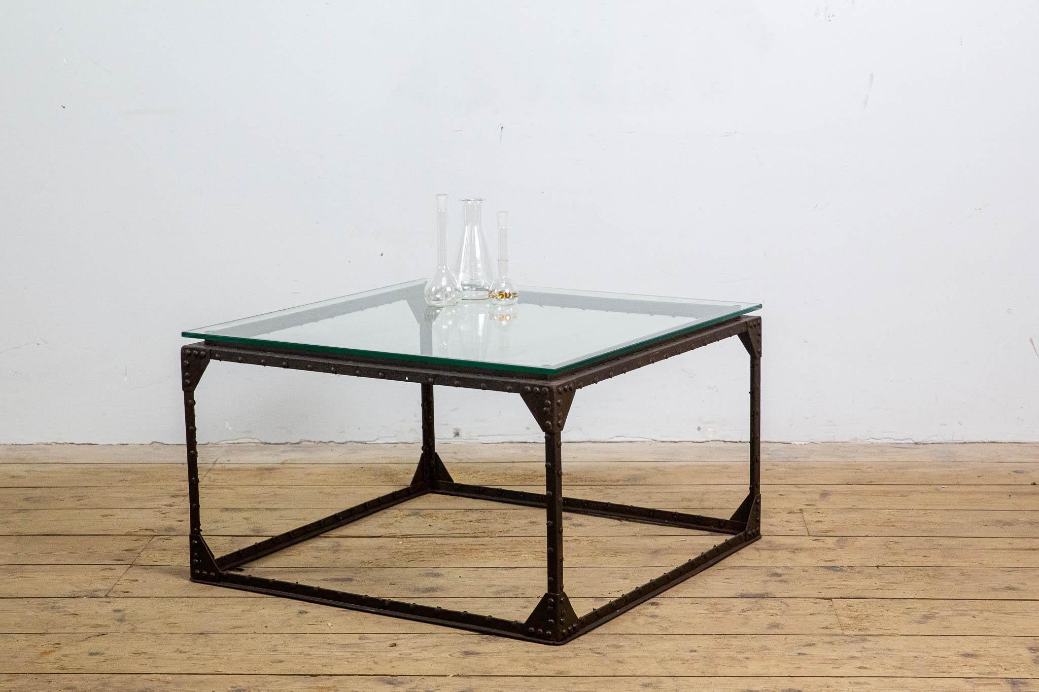 Table en métal avec plateau en verre 1960's en vente 4