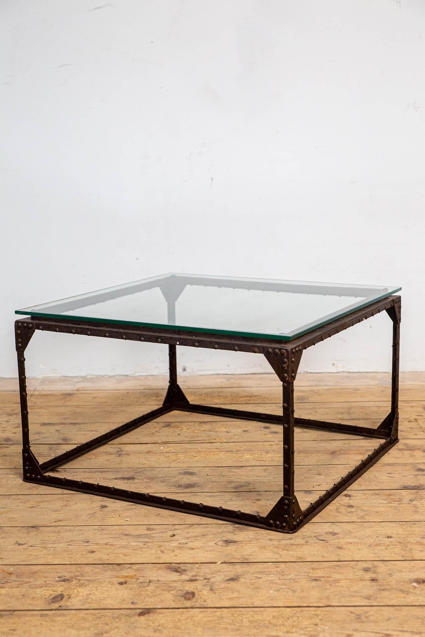 Industriel Table en métal avec plateau en verre 1960's en vente
