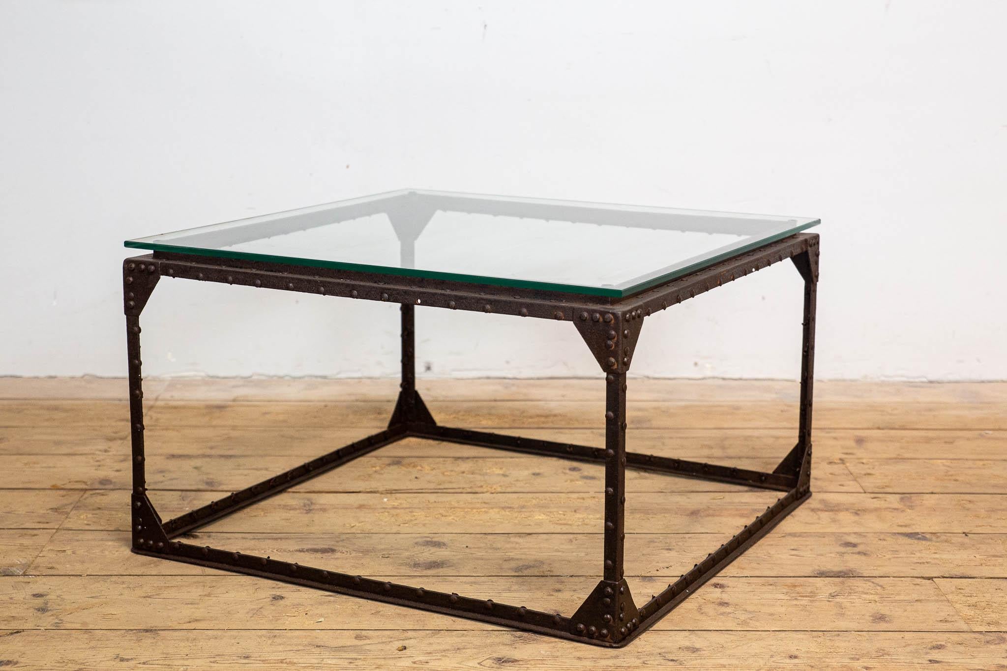Néerlandais Table en métal avec plateau en verre 1960's en vente