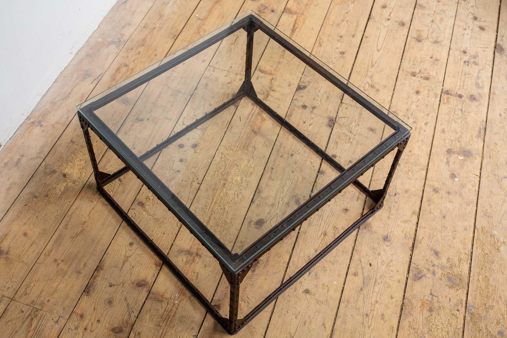 Table en métal avec plateau en verre 1960's Bon état - En vente à Amsterdam, Noord Holland