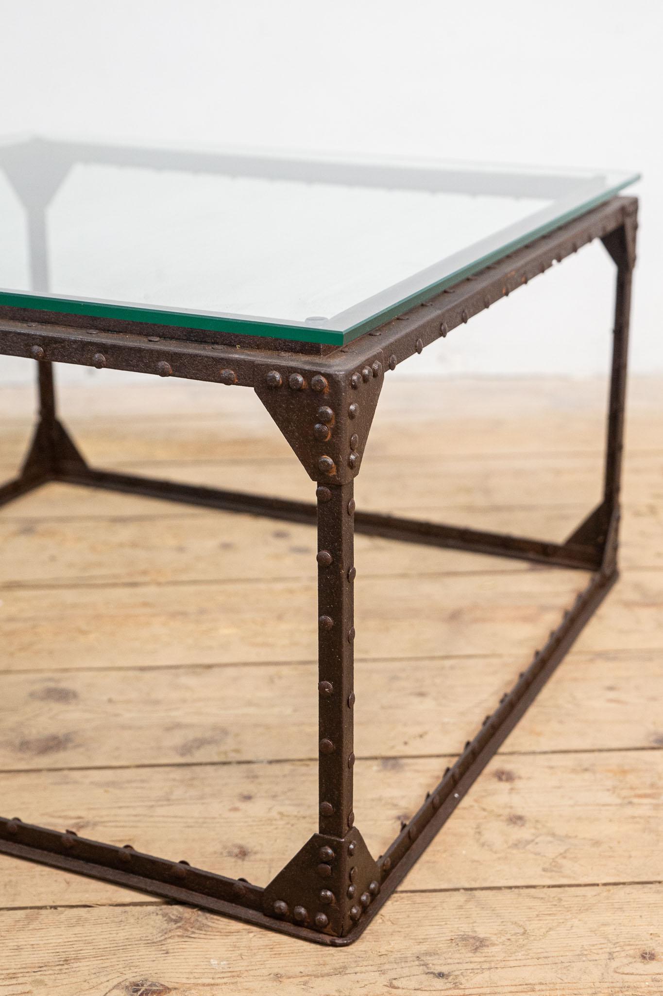 Milieu du XXe siècle Table en métal avec plateau en verre 1960's en vente