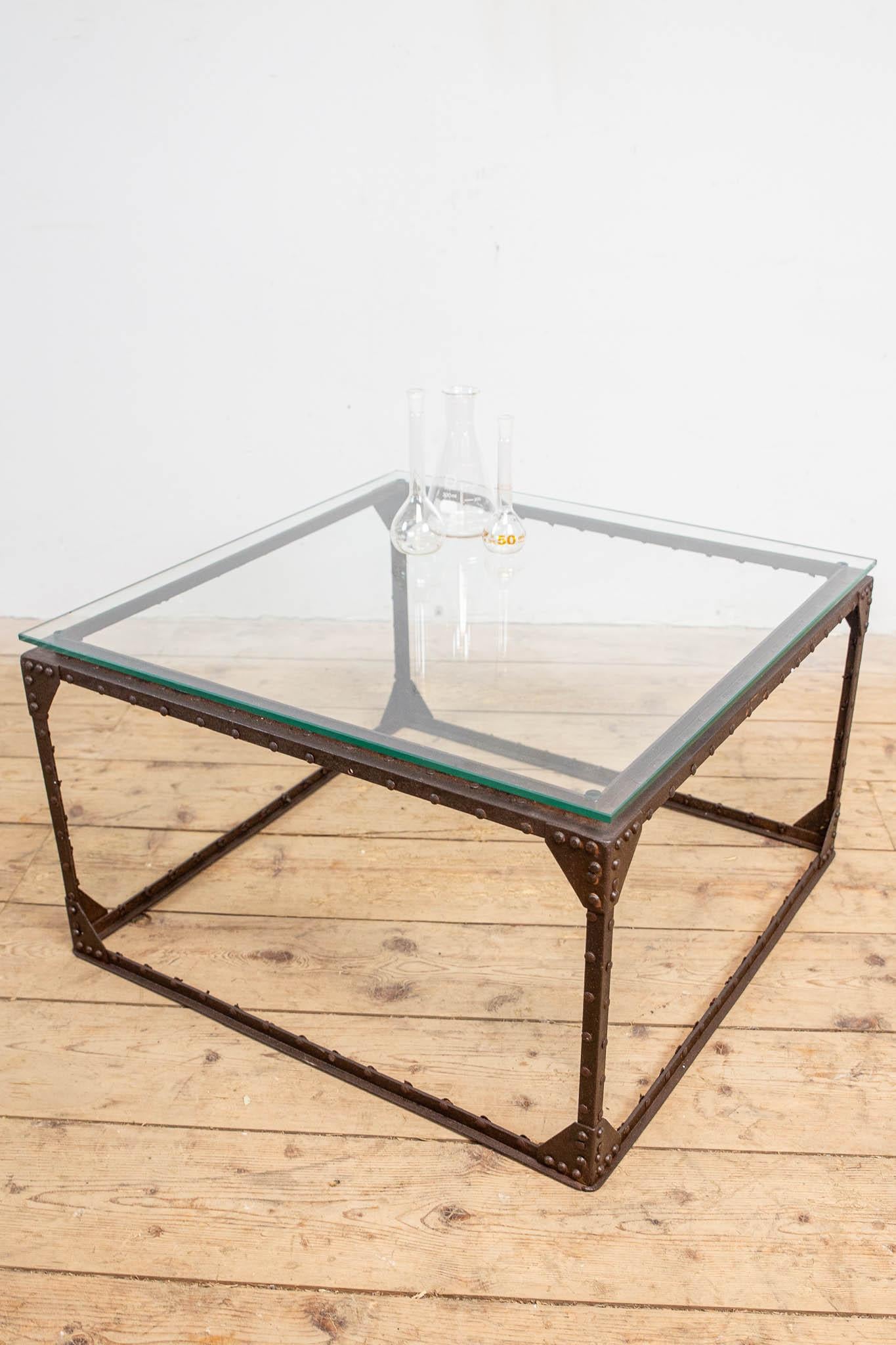 Acier Table en métal avec plateau en verre 1960's en vente