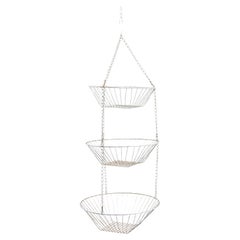 Frutero de metal para colgar en la pared, hacia 1960