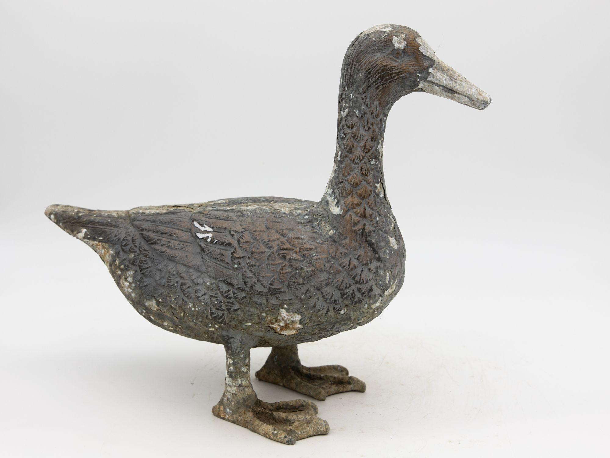 Ein lebensgroßes gegossenes Metallmodell einer Ente. Französisch Anfang des 20. Jahrhunderts. Alters- und gebrauchsbedingte Abnutzungserscheinungen.