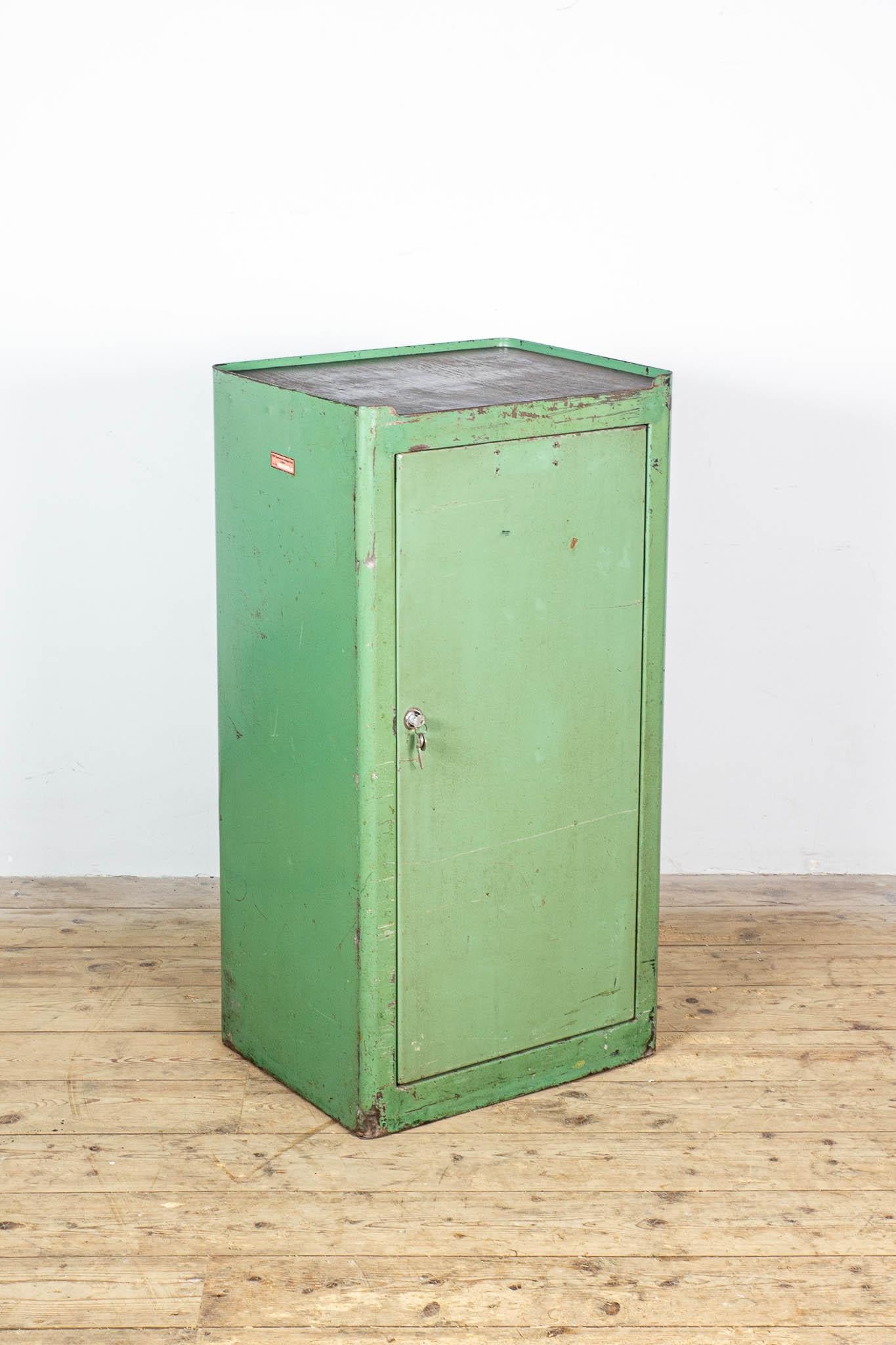 Metallschrank mit Holzschublade. Hergestellt in der DDR-Zeit durch den VEB BEMEFA.