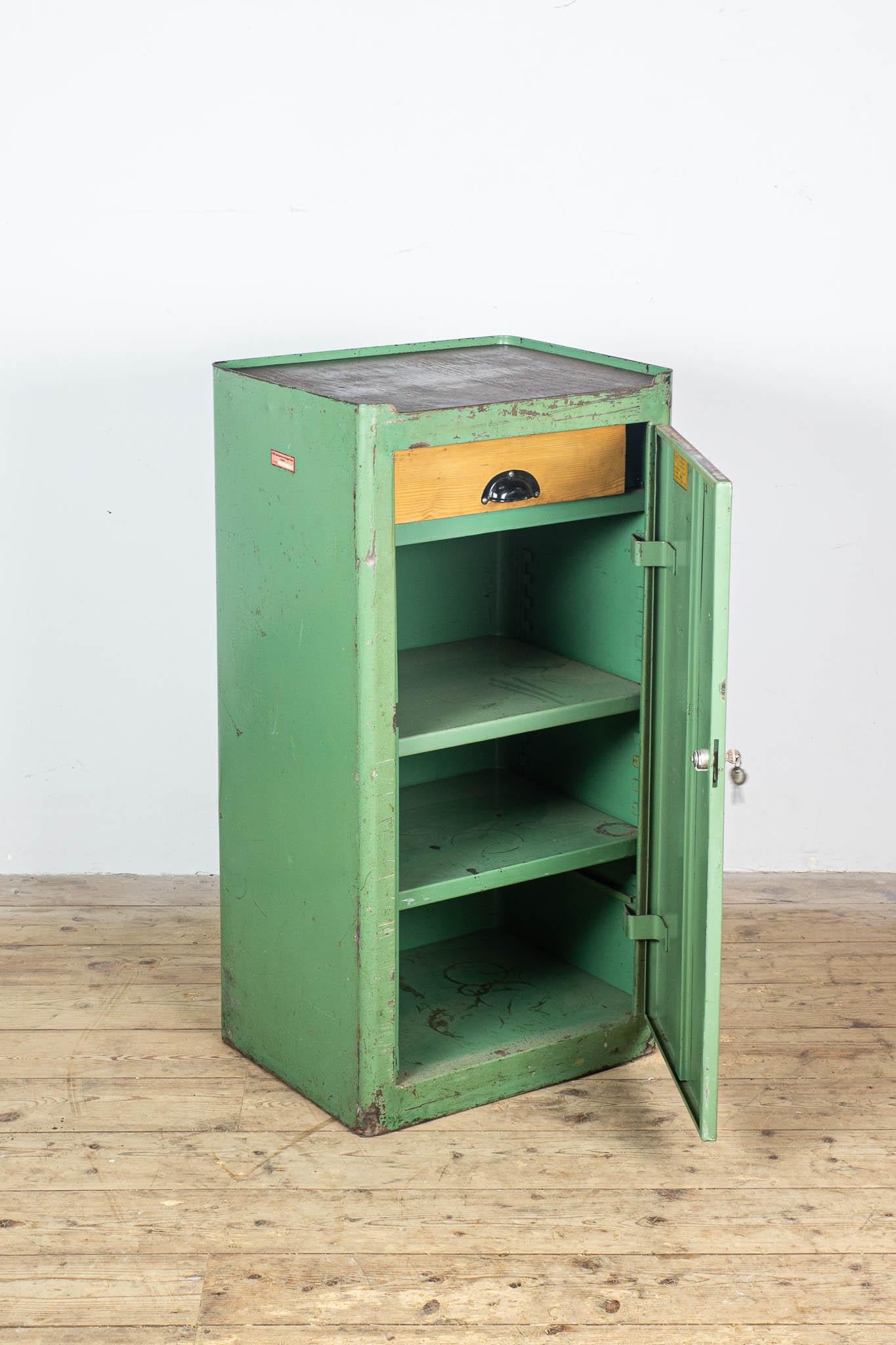 Deutscher DDR-Schrank aus Metall, hergestellt von VEB BEMEFA (Bauhaus)