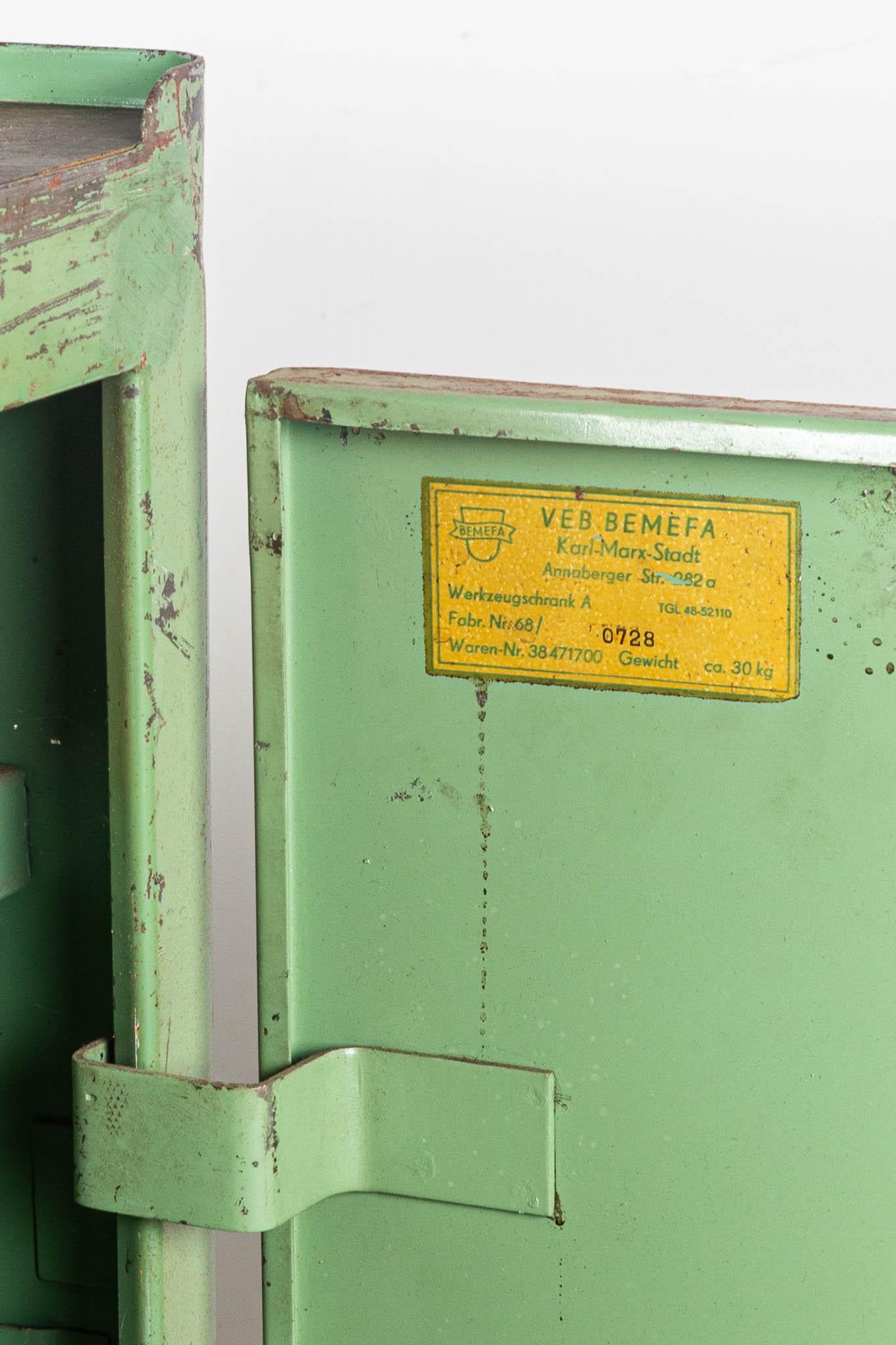 Deutscher DDR-Schrank aus Metall, hergestellt von VEB BEMEFA (Mitte des 20. Jahrhunderts)