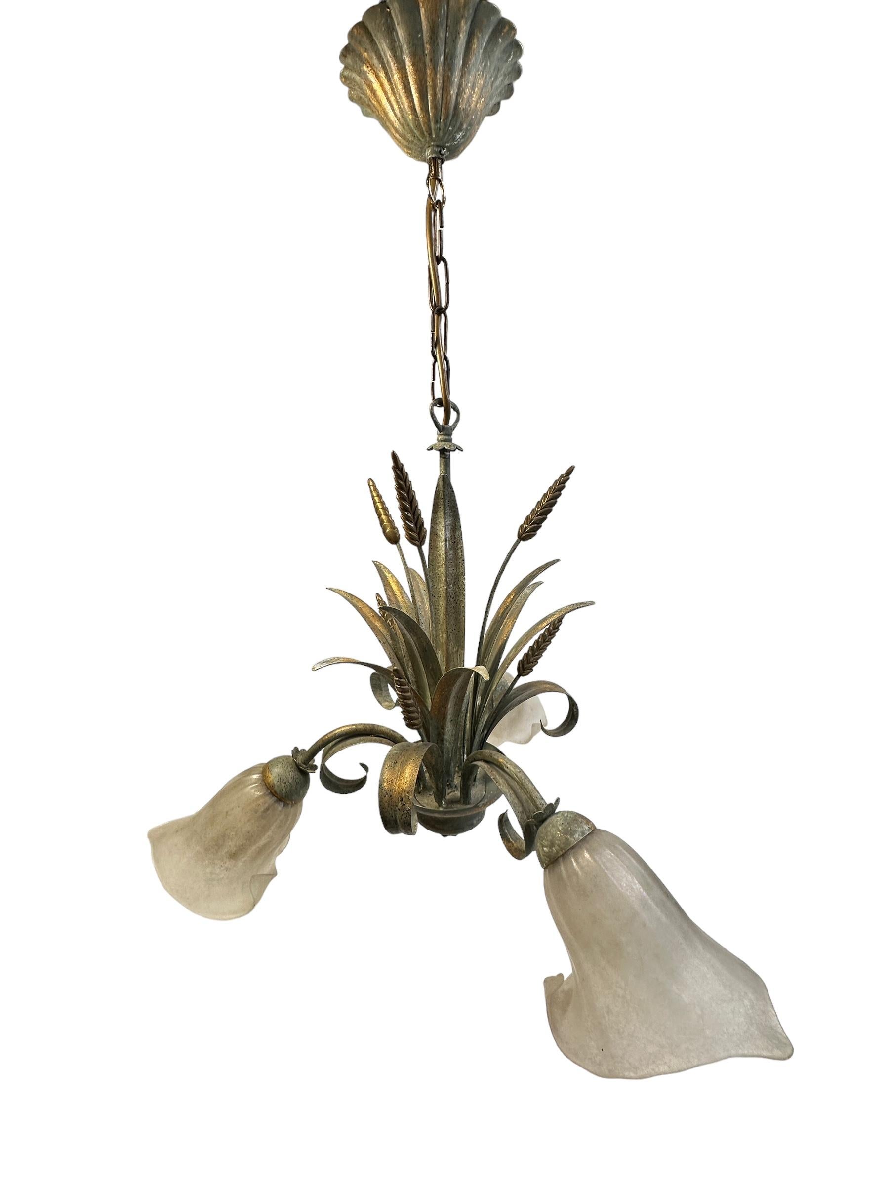 Kronleuchter aus Metall und Glas mit Glasschirm aus Weizengarbenblatt, Tole Toleware, Coco Chanel-Stil im Angebot 2
