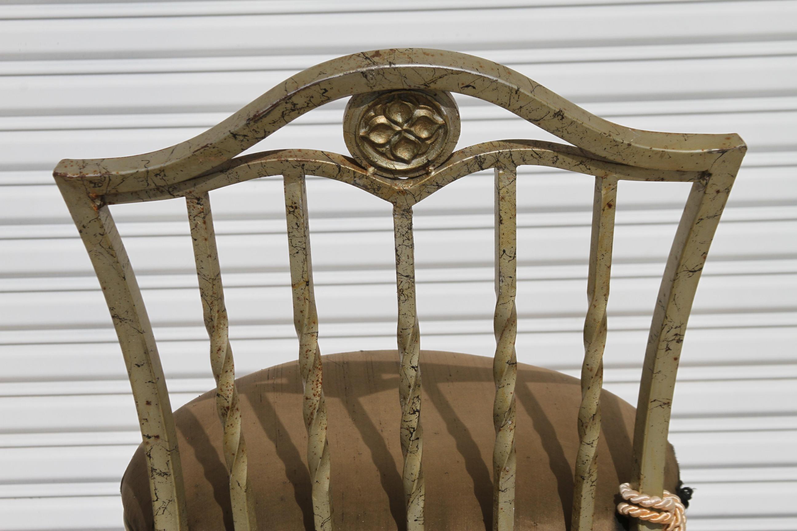 Ces tabourets de bar métalliques sont fabriqués en métal et ont des sièges rembourrés. Ils ont un dossier en métal torsadé et un repose-pieds.
Ils ont un design élégant.