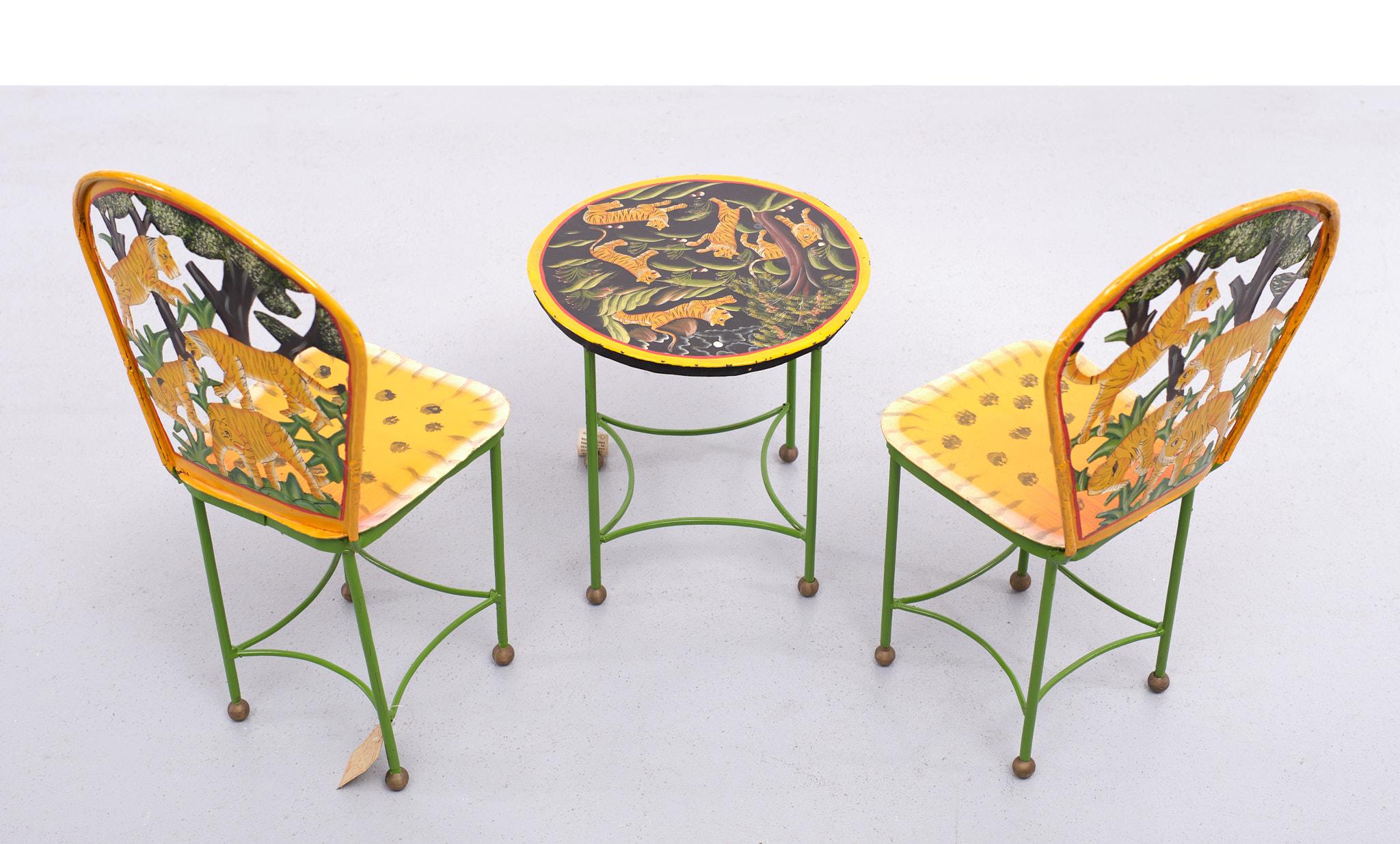 Sehr schönes Set aus handgefertigten Kinderstühlen und Tisch. Dieses Set wurde im Rahmen einer Sonderverkaufsaktion namens   the Spirit of India'' von Luxury warehouse 
Das Bijenkorf  im Jahr 1993  bestehend aus zwei Stühlen und  ein mit Tigern