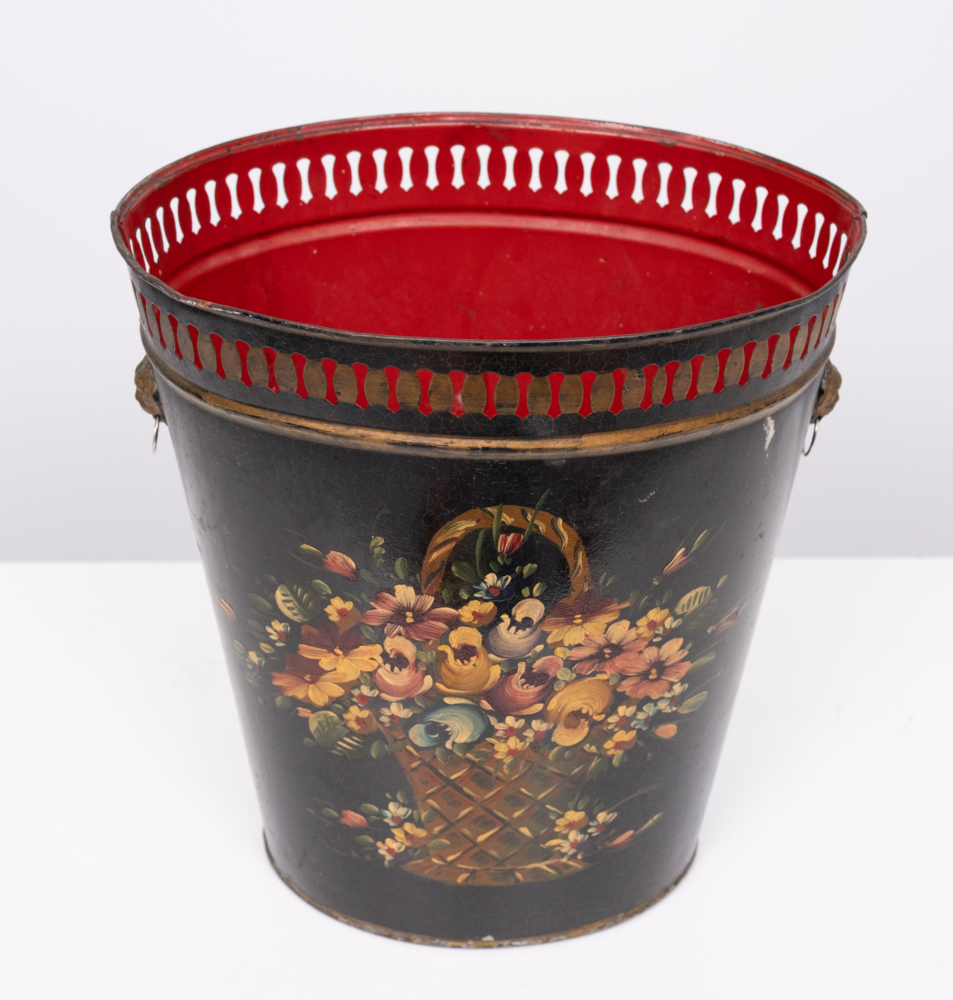 Rifiuti metallici imbastiti . Dipinto a mano con fiori. Traforato 
Cerchio d'oro . Leoni con anelli laterali. Interno rosso. 1950s 