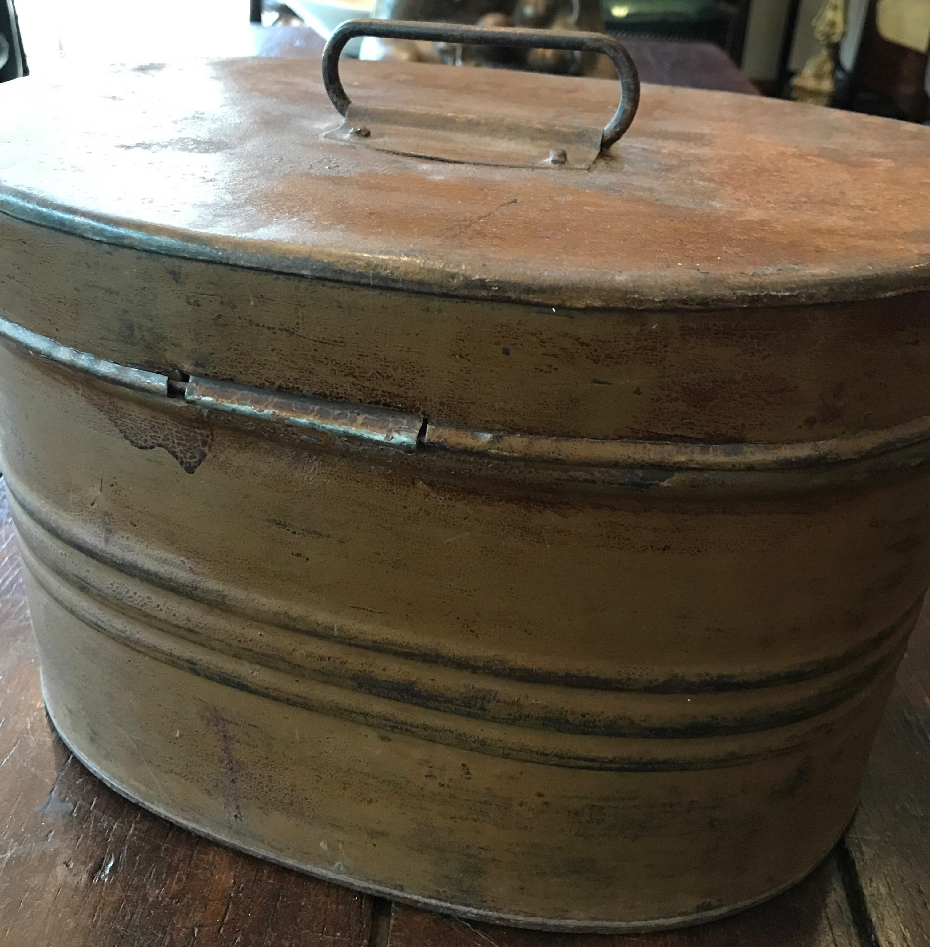 Metal Hat Box in Trompe l'oeil, 19th Century In Good Condition For Sale In Diest, Vlaams Brabant