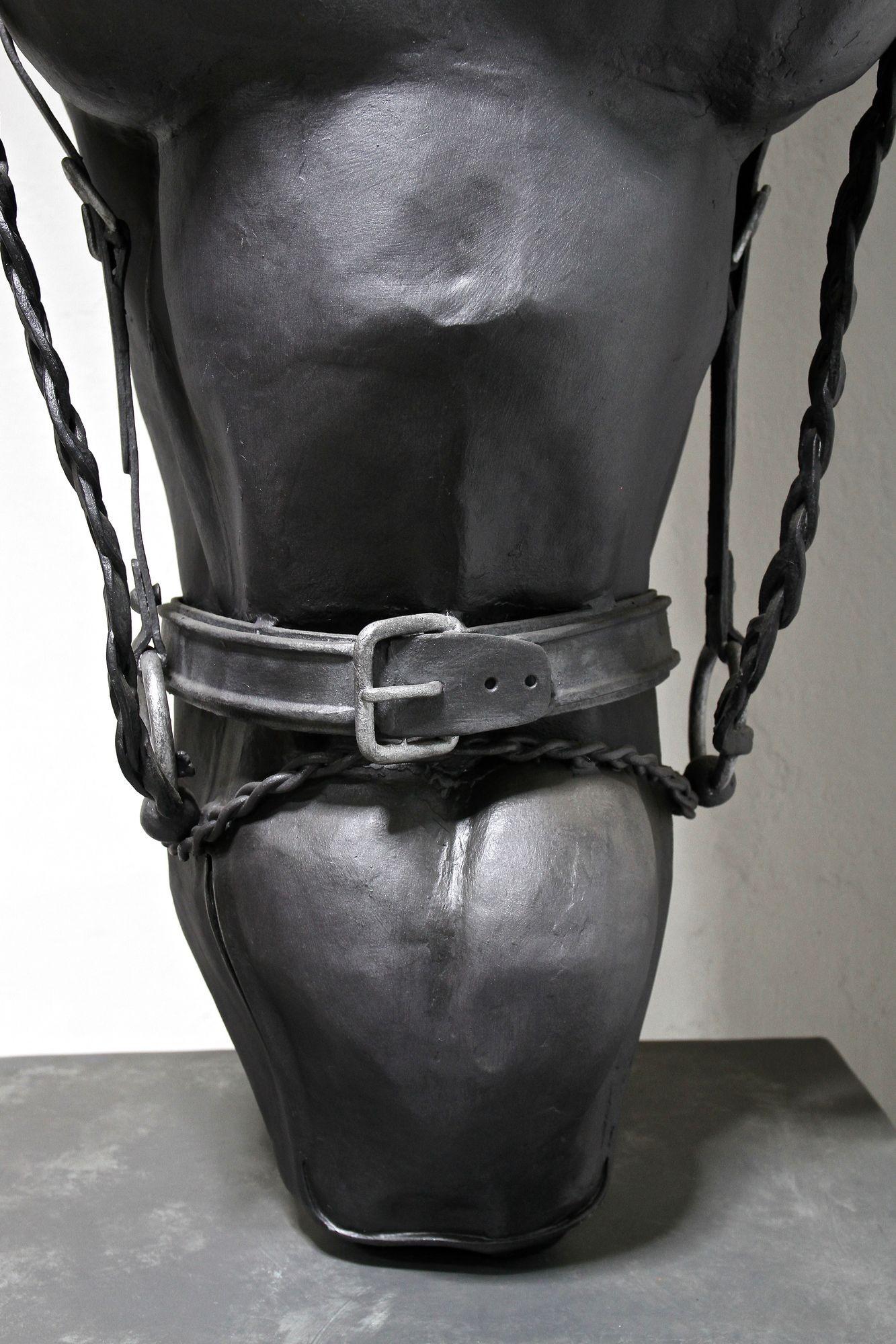 Sculpture de tête de cheval en métal de G. Fössl, forgée à la main sur une base en chêne charbonné, 2017. en vente 6