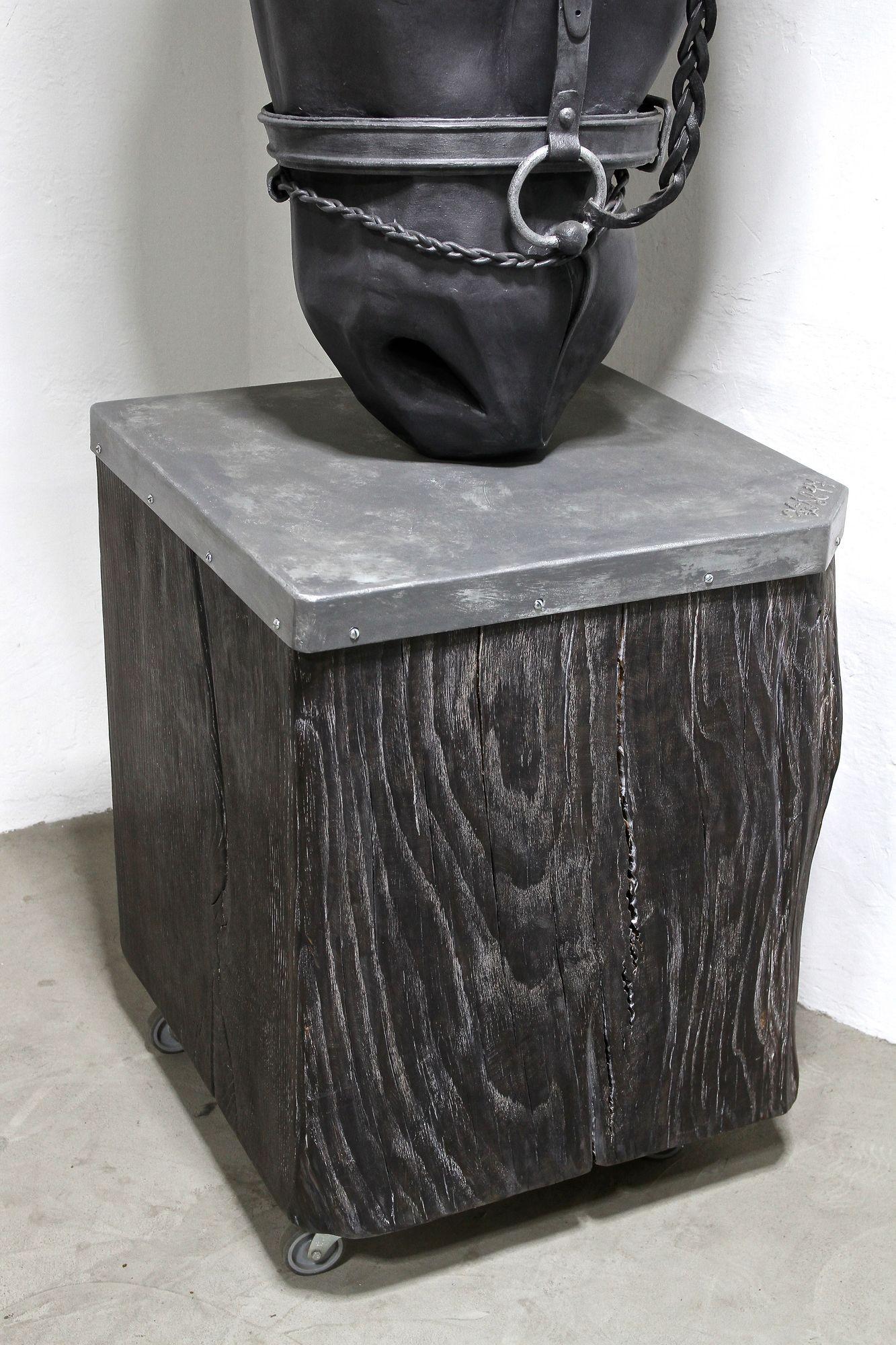 Sculpture de tête de cheval en métal de G. Fössl, forgée à la main sur une base en chêne charbonné, 2017. en vente 8