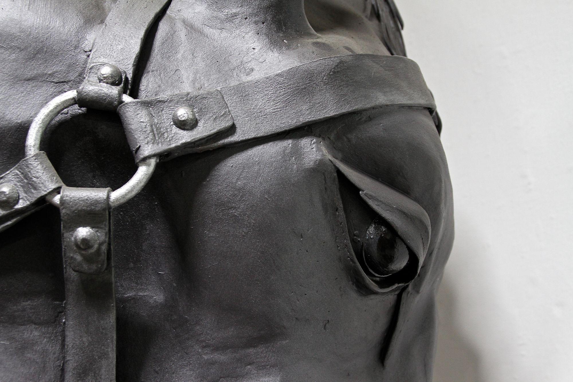 Sculpture de tête de cheval en métal de G. Fössl, forgée à la main sur une base en chêne charbonné, 2017. en vente 11