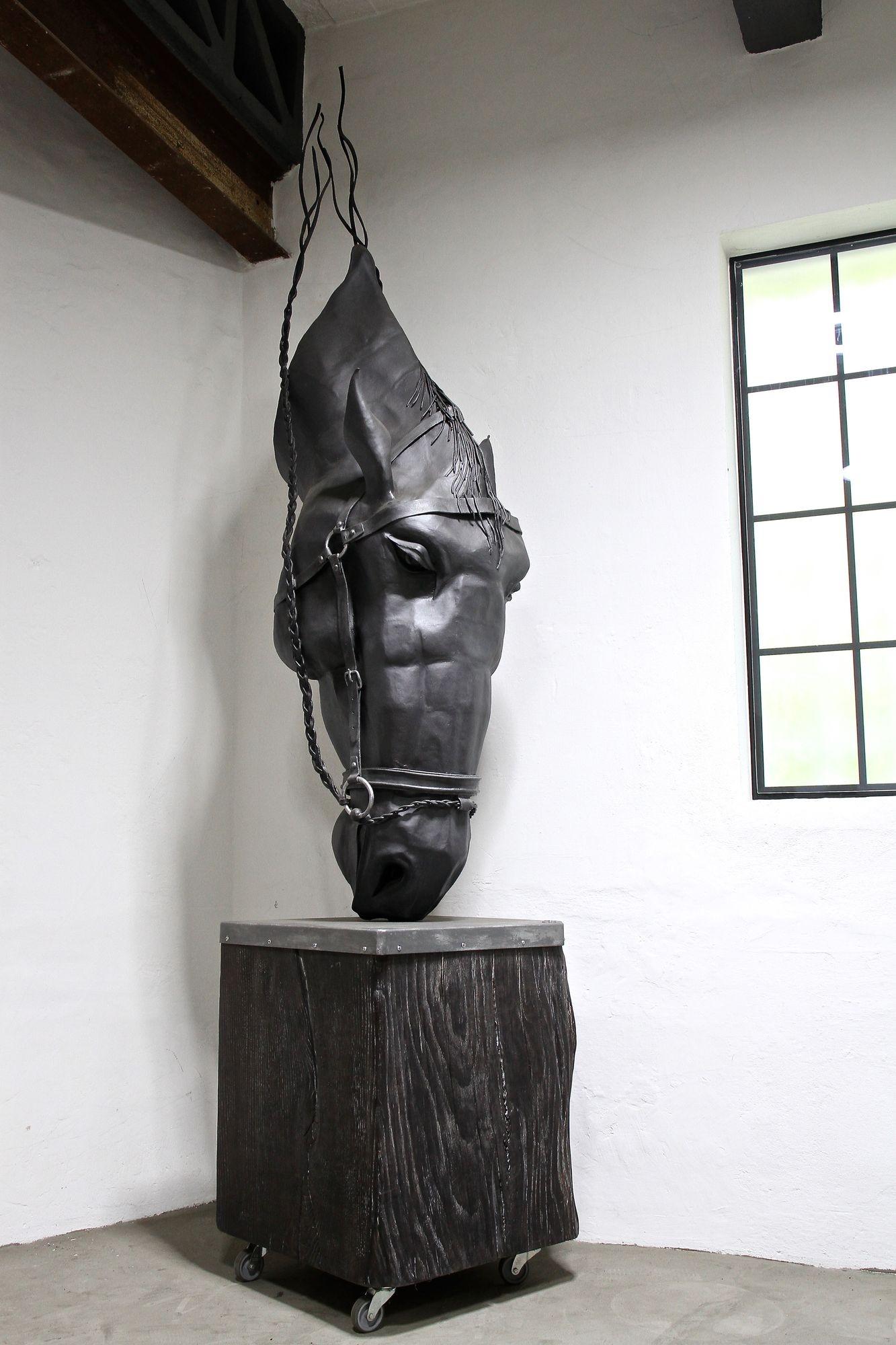 Sculpture de tête de cheval en métal de G. Fössl, forgée à la main sur une base en chêne charbonné, 2017. en vente 12