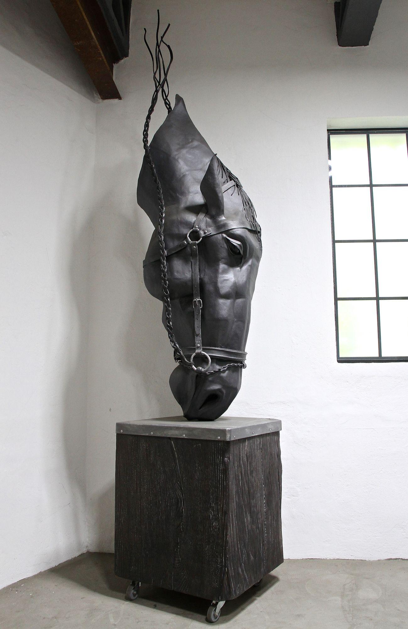 Sculpture de tête de cheval absolument spectaculaire, forgée à la main et conçue par le célèbre forgeron d'art autrichien Gerald Fössl. L'énorme et incroyable sculpture métallique artisanale de cheval est le résultat de plus de 580 heures de