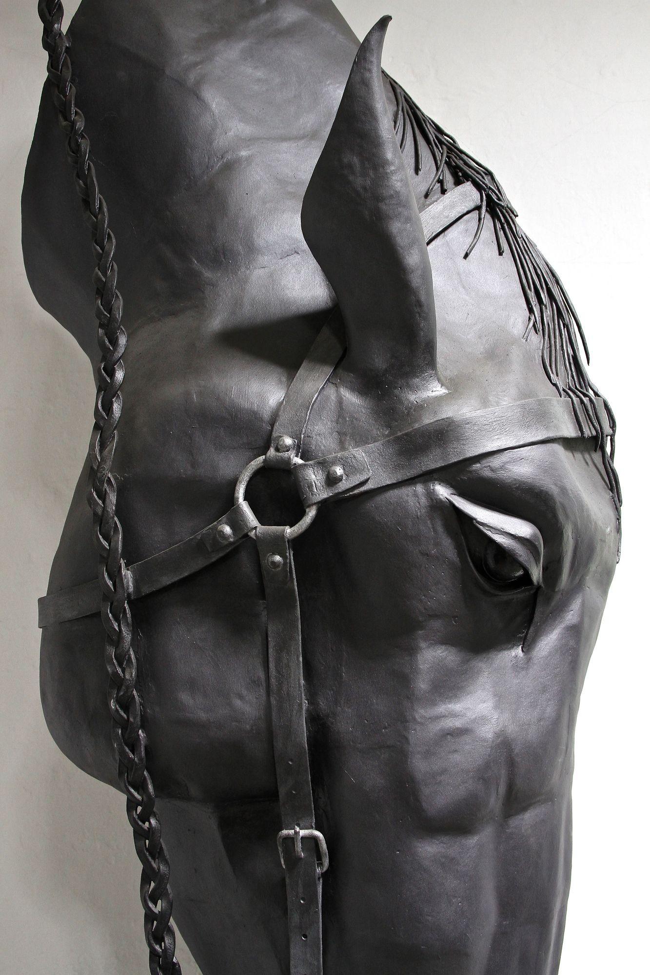 Autrichien Sculpture de tête de cheval en métal de G. Fössl, forgée à la main sur une base en chêne charbonné, 2017. en vente