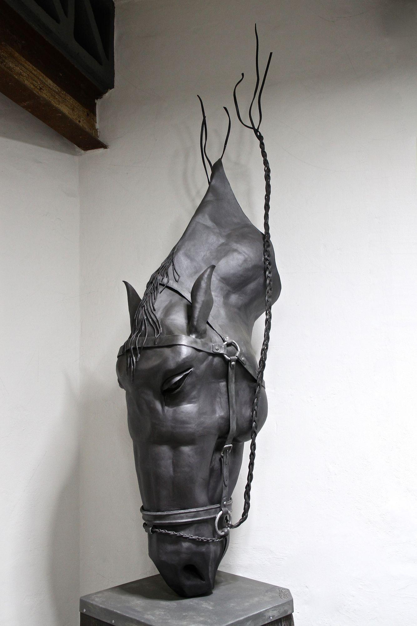 XXIe siècle et contemporain Sculpture de tête de cheval en métal de G. Fössl, forgée à la main sur une base en chêne charbonné, 2017. en vente