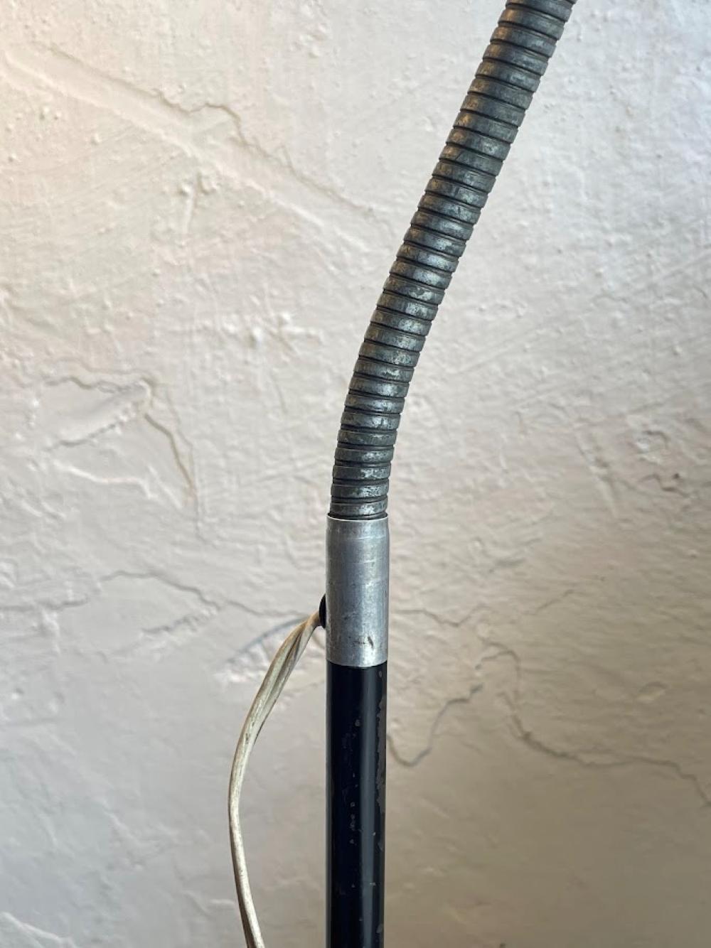 Lámpara de escritorio industrial de metal probablemente un diseño de Kaiser Idell, Alemania, años 30-50 en venta 3