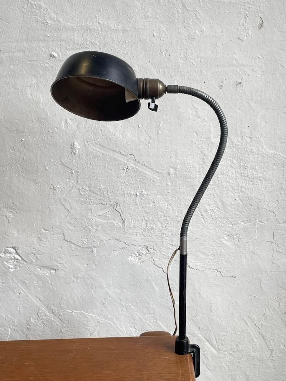 Lámpara de escritorio industrial de metal probablemente un diseño de Kaiser Idell, Alemania, años 30-50 Bauhaus en venta
