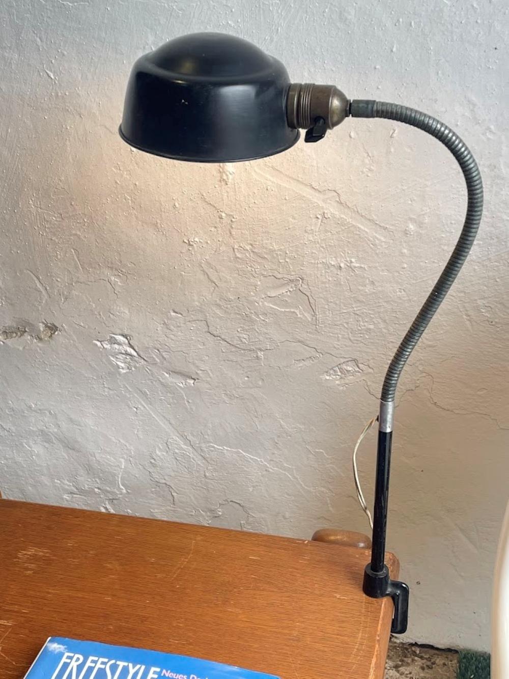 Lámpara de escritorio industrial de metal probablemente un diseño de Kaiser Idell, Alemania, años 30-50 en Bueno estado para la venta en Debrecen, HU