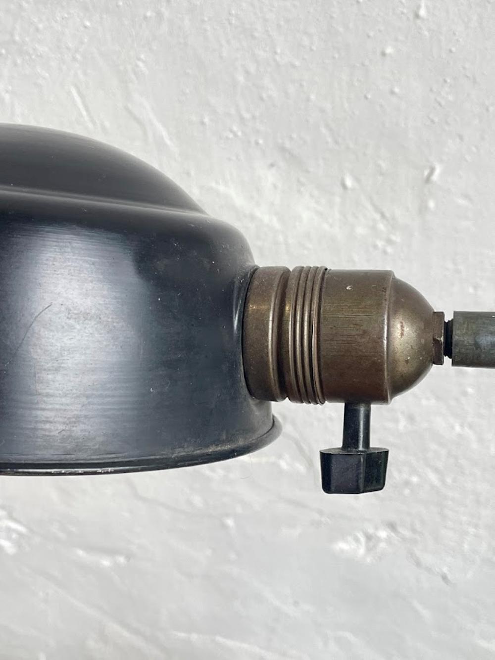 Lámpara de escritorio industrial de metal probablemente un diseño de Kaiser Idell, Alemania, años 30-50 en venta 2