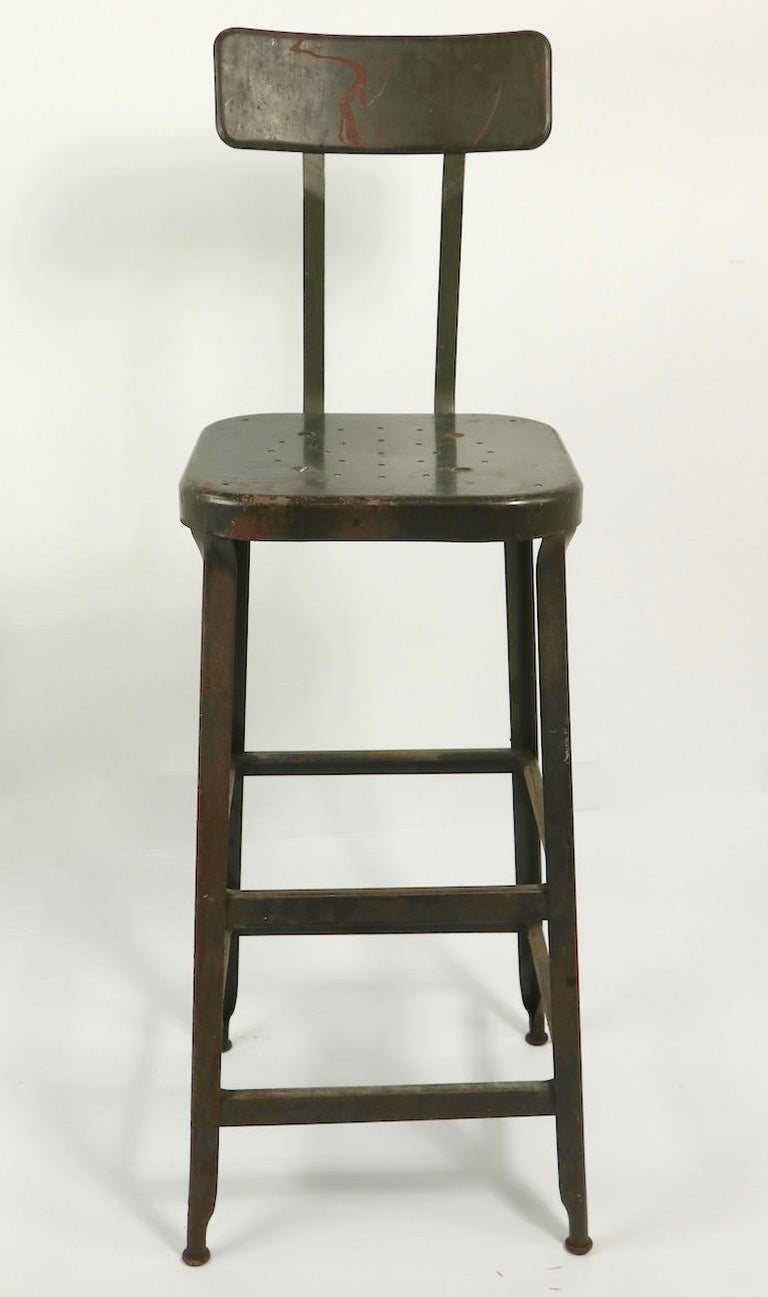 https://a.1stdibscdn.com/metal-industrial-stool-by-lyon-metal-products-inc-aurora-illinois-for-sale-picture-5/f_9787/1587252693437/IMG_5465_master.jpeg?width=768