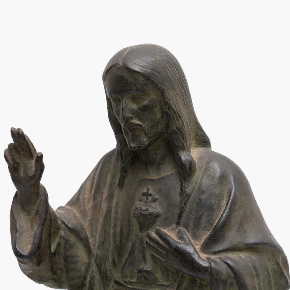 Espagnol Figurine de Jésus-Christ en céramique patinée par le métal, vers 1950