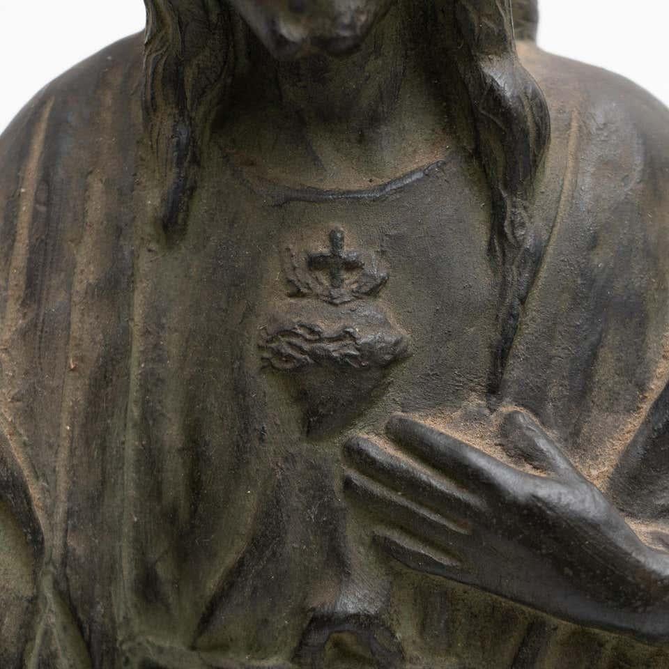 Milieu du XXe siècle Figurine de Jésus-Christ en céramique patinée par le métal, vers 1950