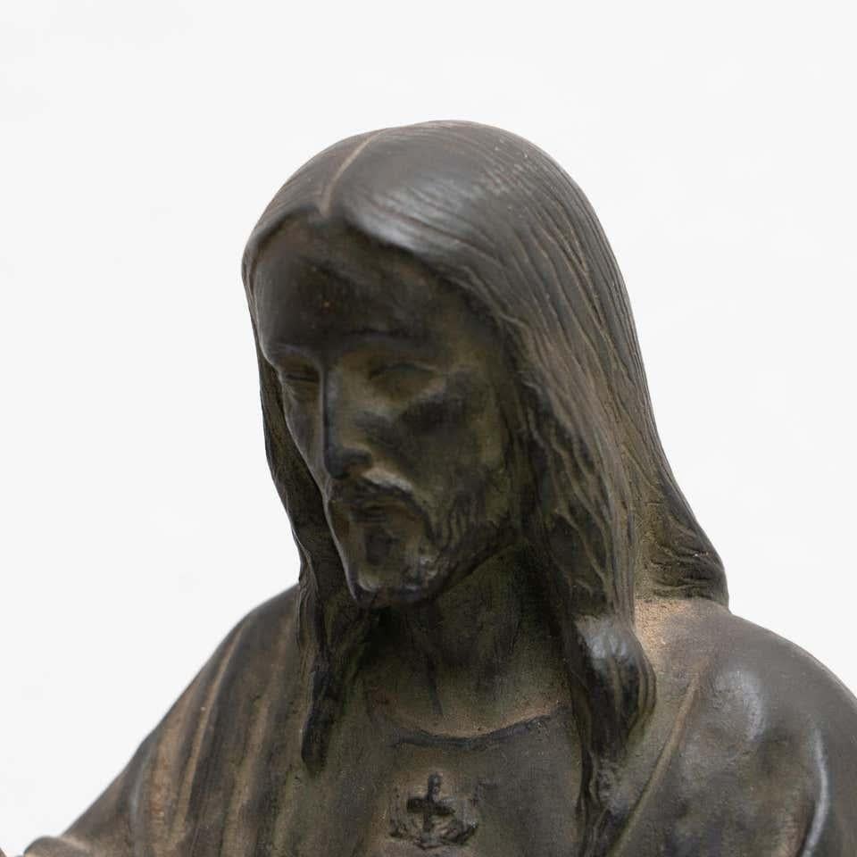 Figurine de Jésus-Christ en céramique patinée par le métal, vers 1950 1