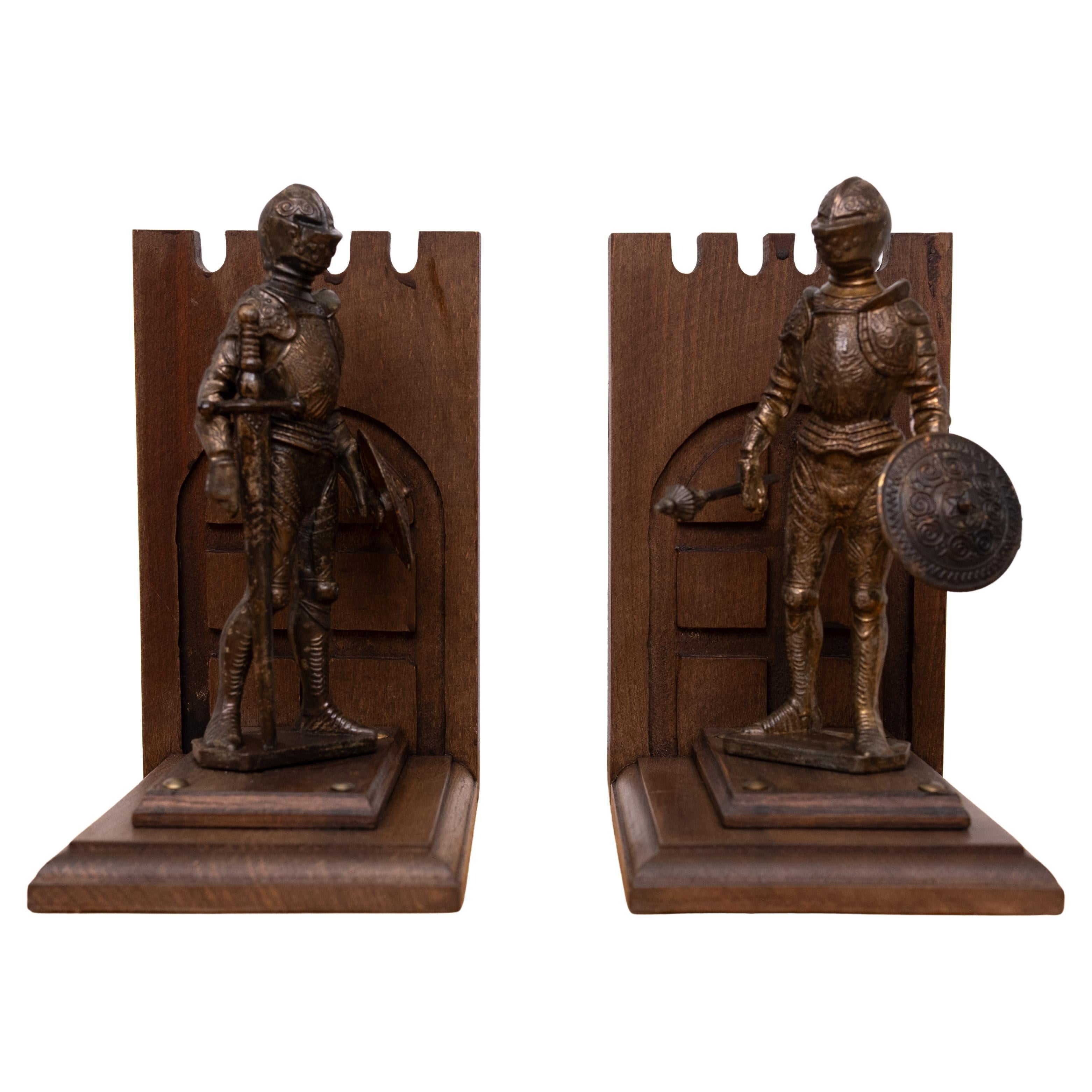 Bellissimo set di reggilibri, con base a forma di castello in legno massiccio di Wood Oak.
Viene fornito con figurine di cavalieri in metallo bianco, complete di spade 
e scudi . Inghilterra anni '60 .  