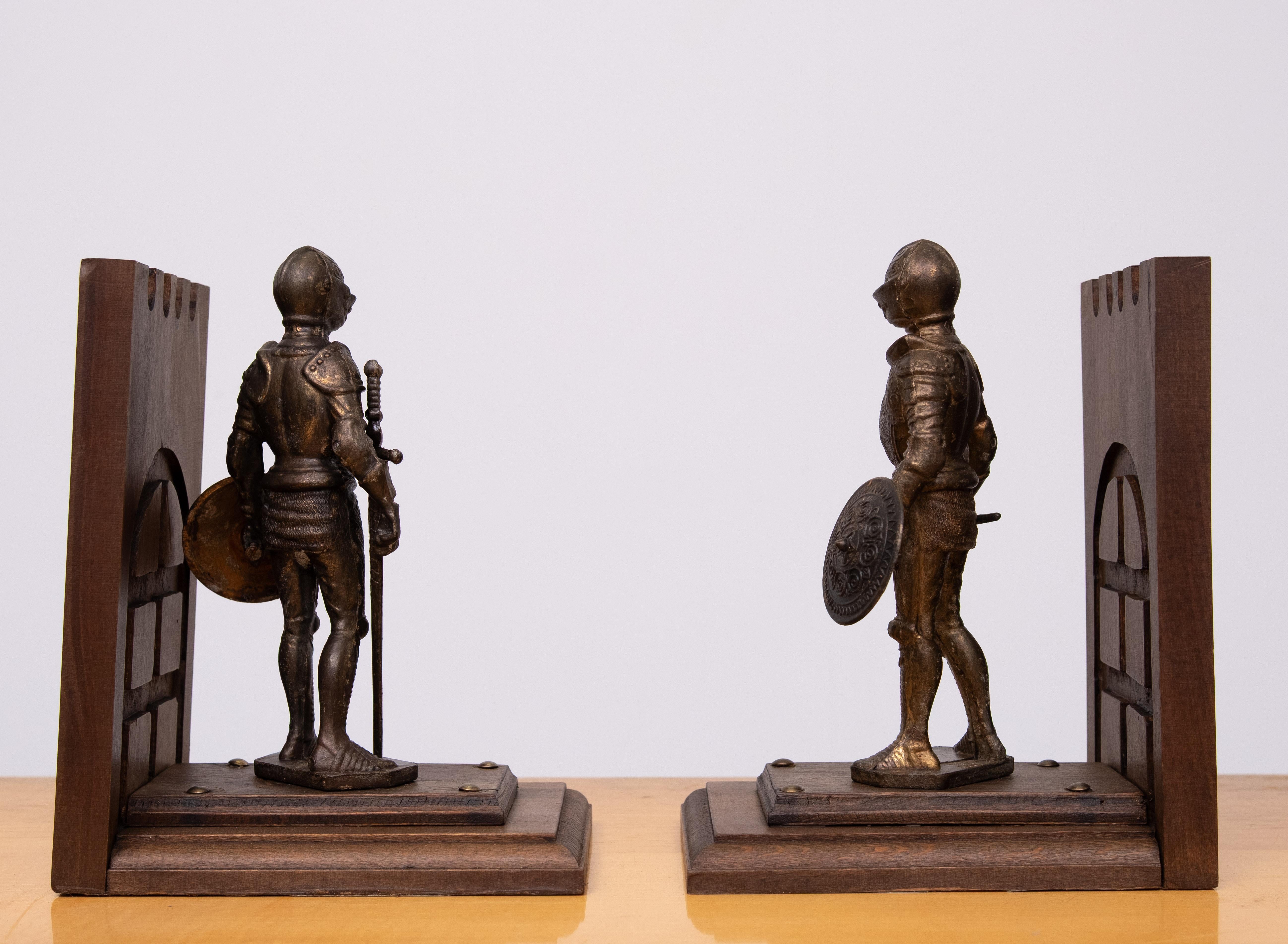 Inglese Statue di cavalieri in metallo reggilibri con spada e scudi  Inghilterra in vendita