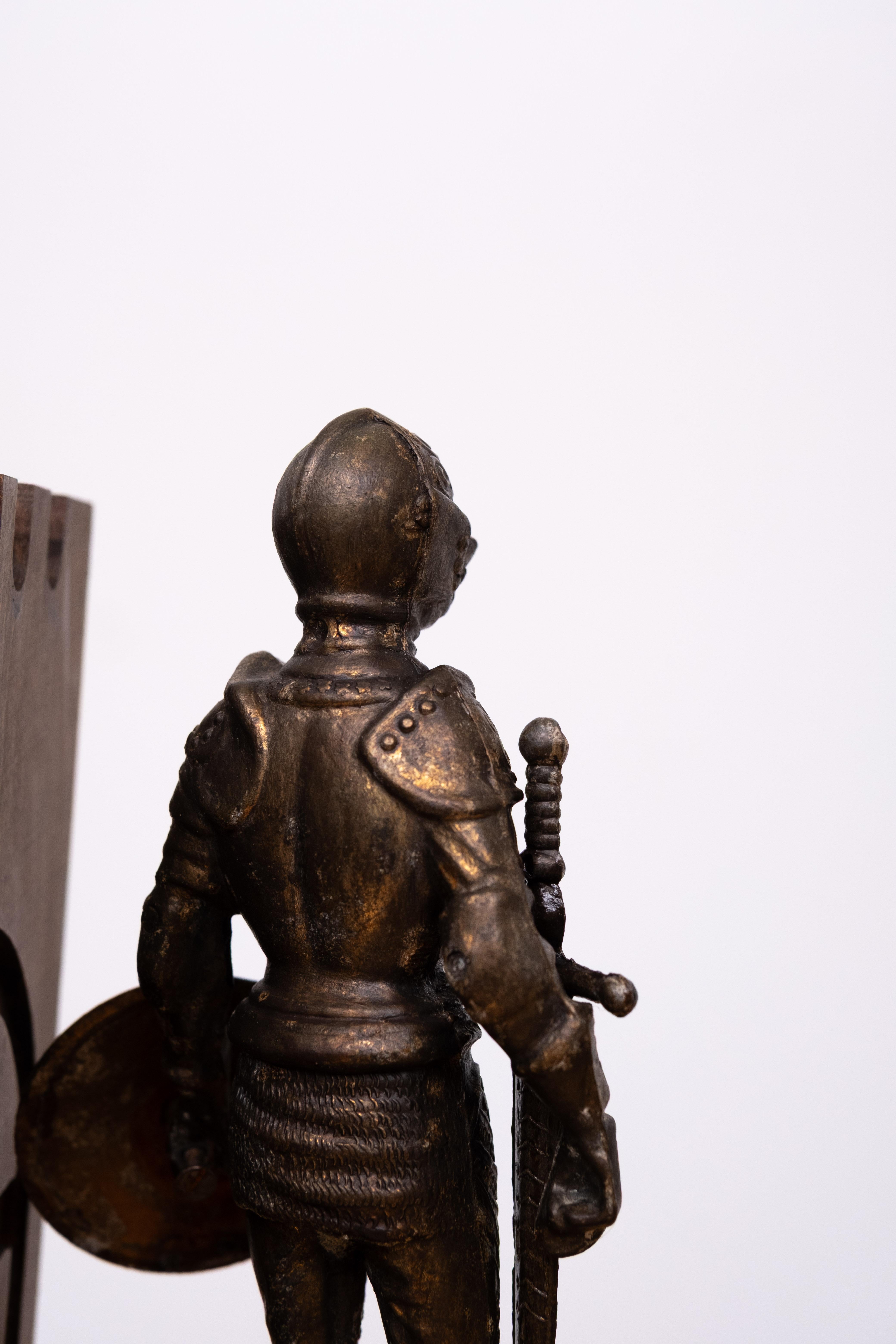 Statue di cavalieri in metallo reggilibri con spada e scudi  Inghilterra In condizioni buone in vendita a Den Haag, NL