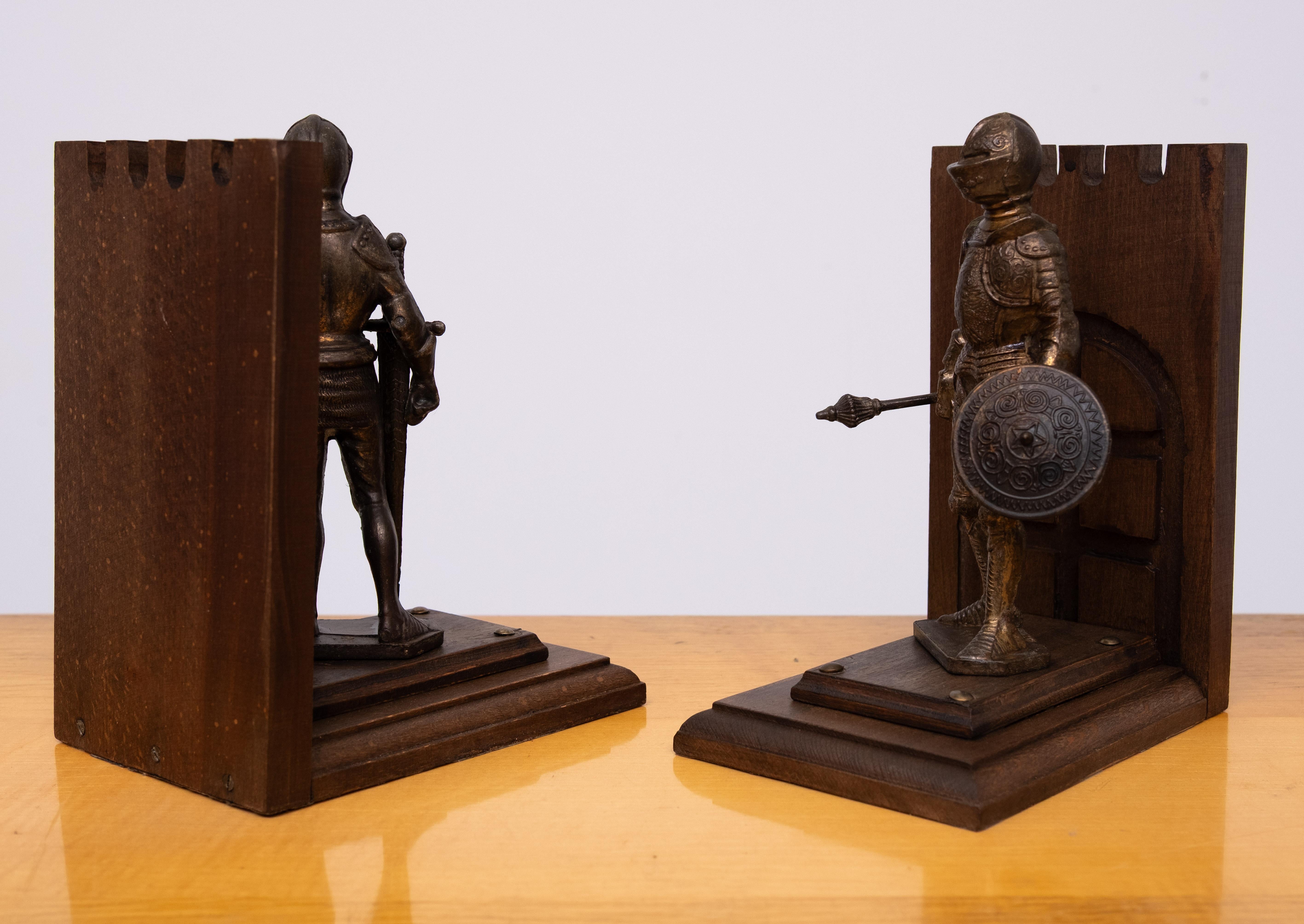 Metà XX secolo Statue di cavalieri in metallo reggilibri con spada e scudi  Inghilterra in vendita