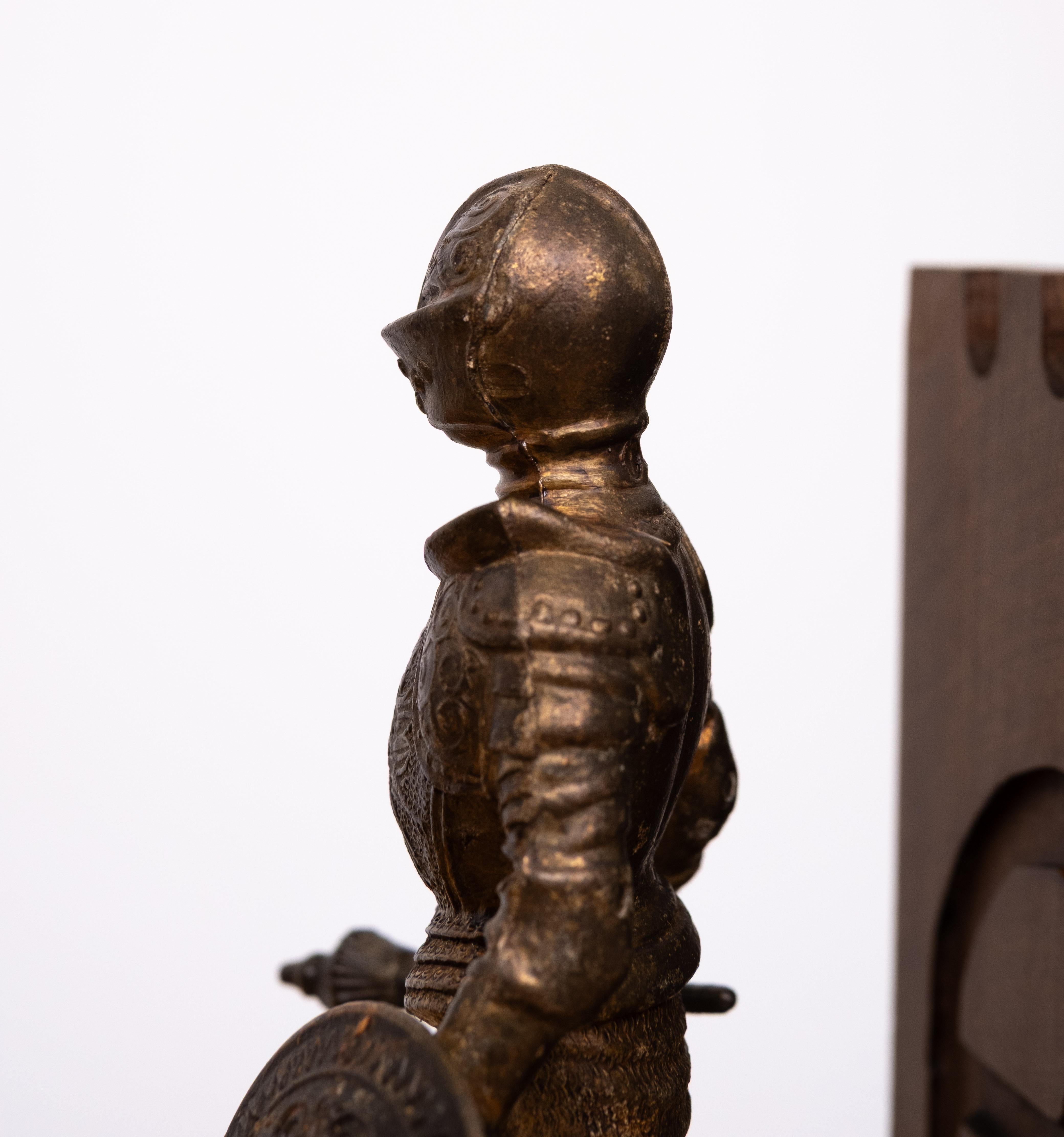 Metallo Statue di cavalieri in metallo reggilibri con spada e scudi  Inghilterra in vendita