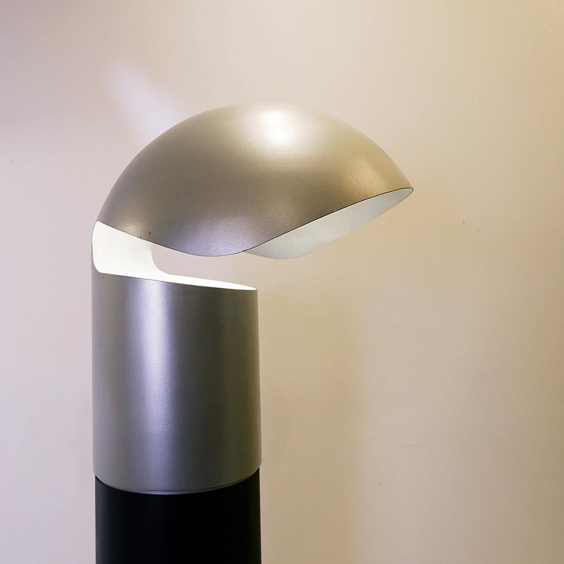 Usura coerente con l'età e l'uso: vedere le foto. 
Lampada da terra in metallo laccato stile Franco Buzzi Ceriani
Mid-Century Modern Space Age
Misure: 37cm H:120cm 
Materiale: metallo 